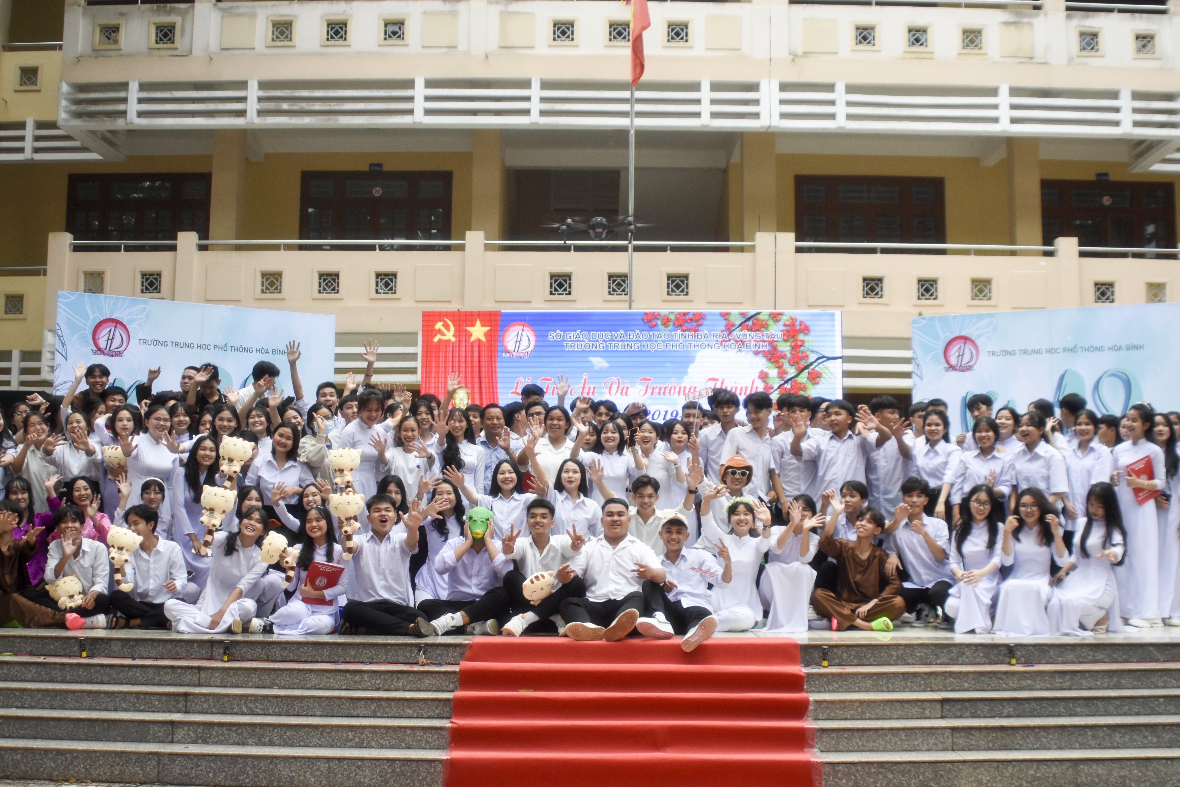 Các em học sinh lớp 12 Trường THPT Hòa Bình chụp hình lưu niệm trong buổi lễ tri ân và trưởng thành.