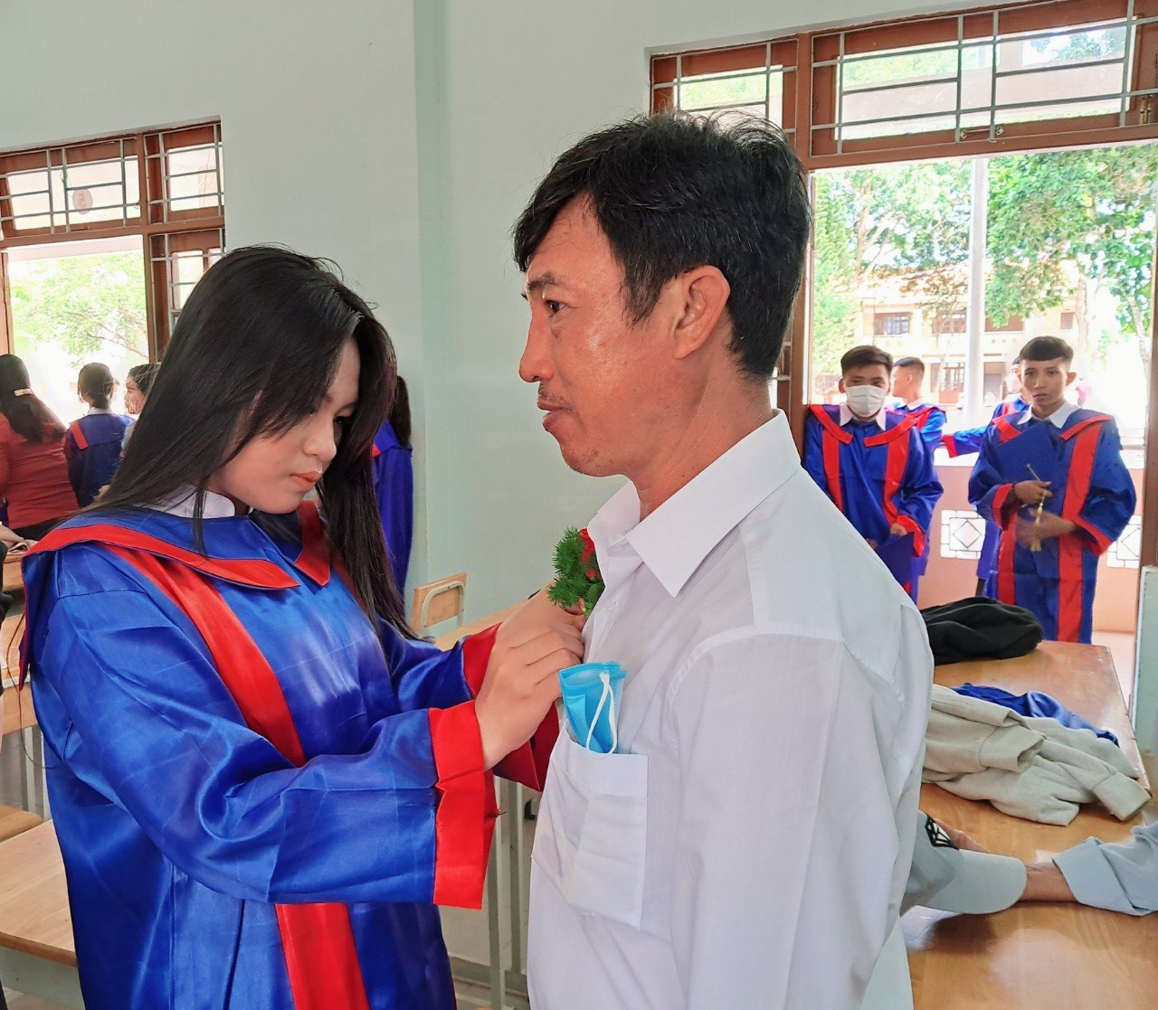 Buổi lễ là cơ hội để các em học sinh bày tỏ lòng biết ơn với cha mẹ…
