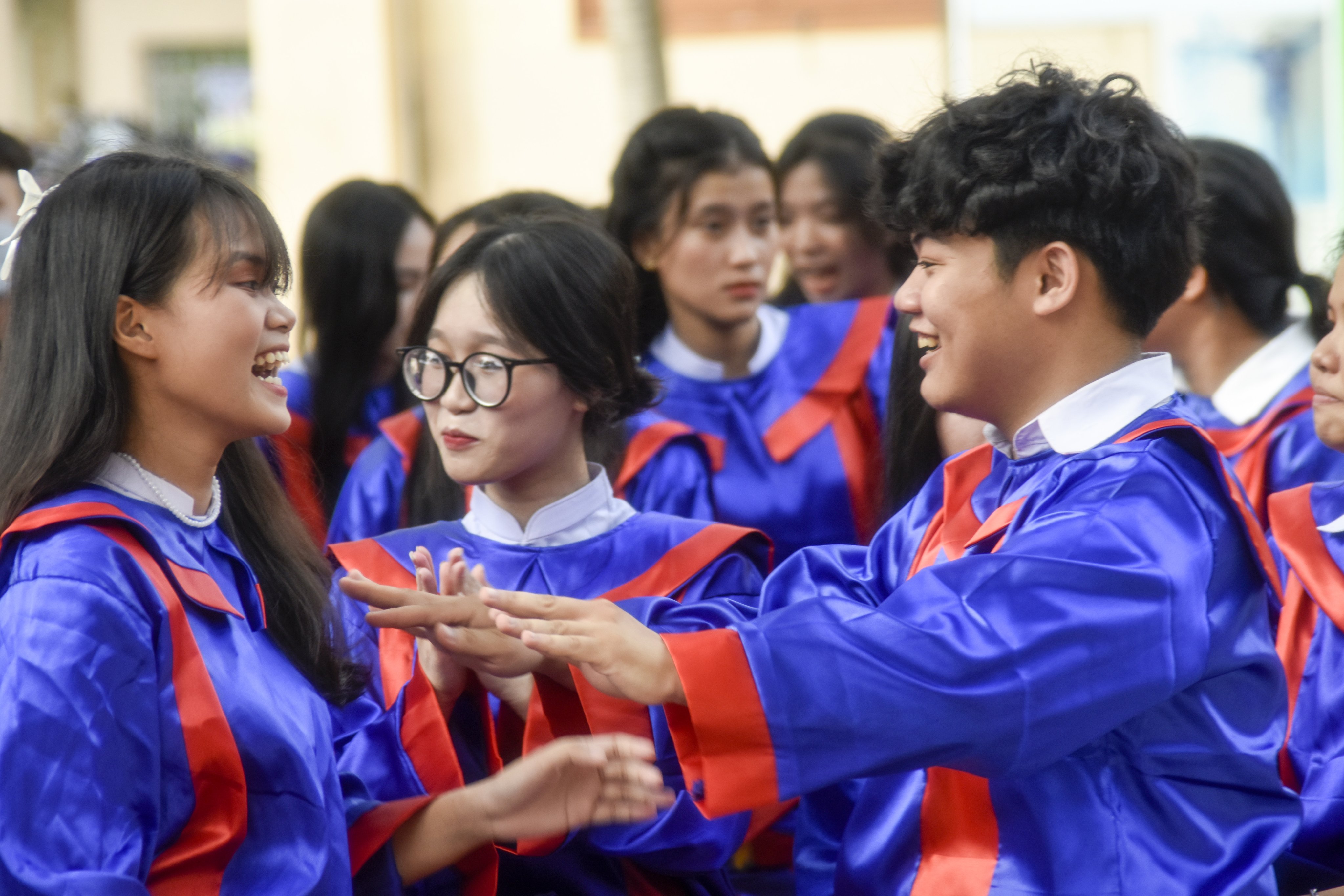 Buổi lễ diễn ra trong không khí háo hức, tươi vui.