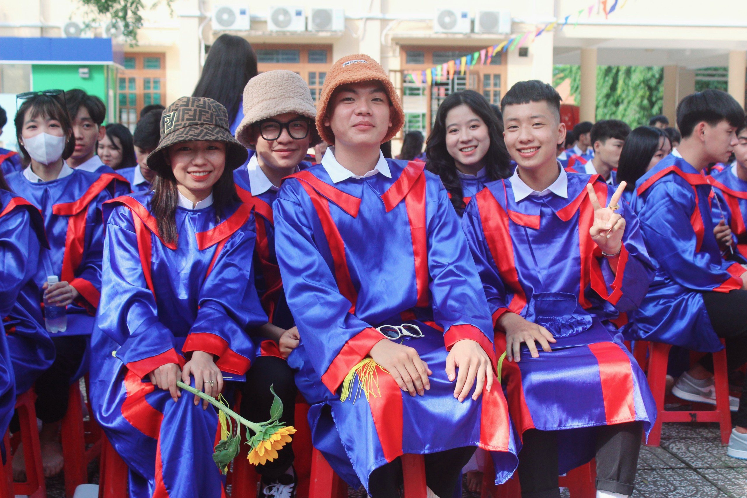 Nụ cười tươi vui của những cô cậu học trò cuối cấp.