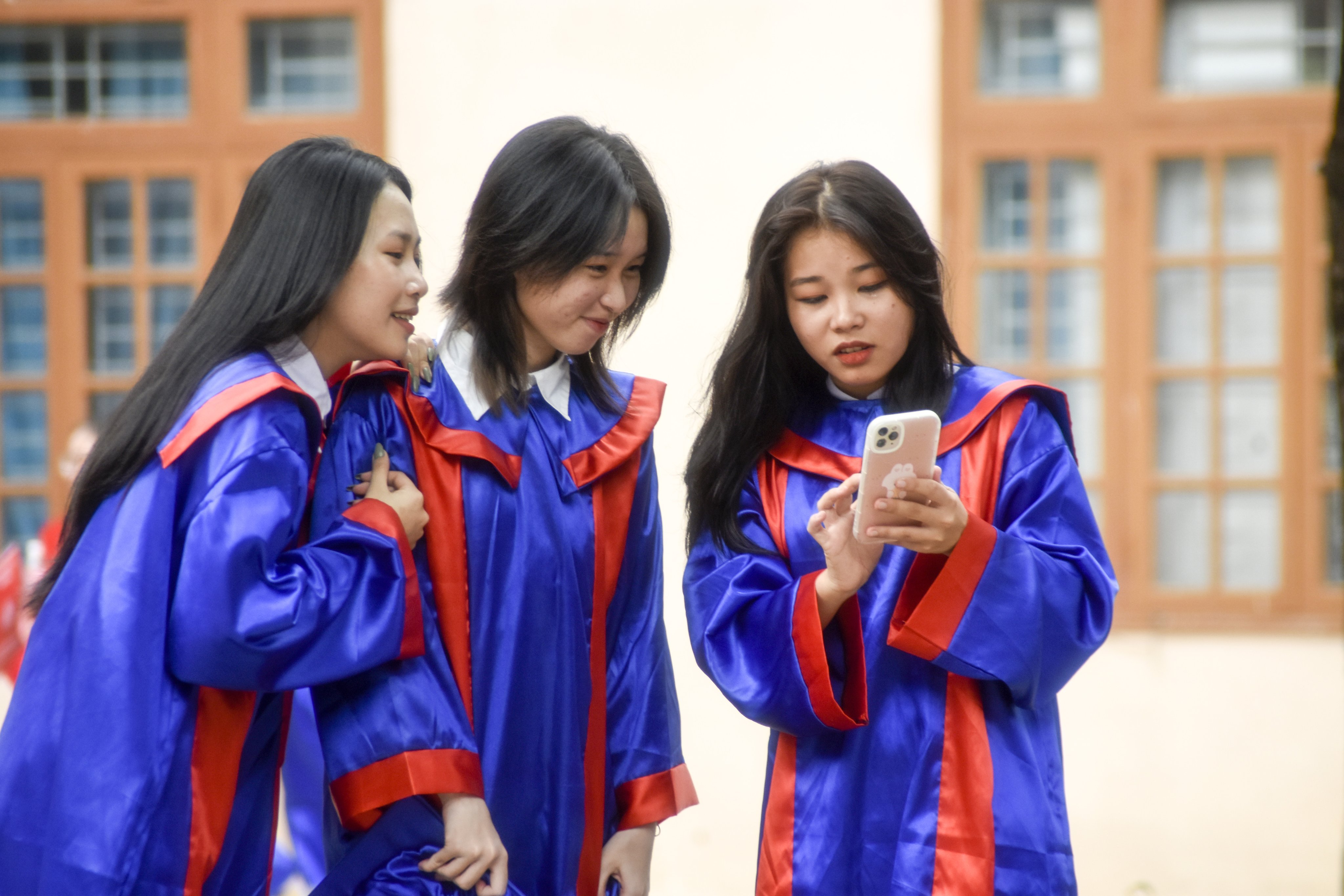 Các em chụp hình để lưu lại kỷ niệm của thời học sinh.