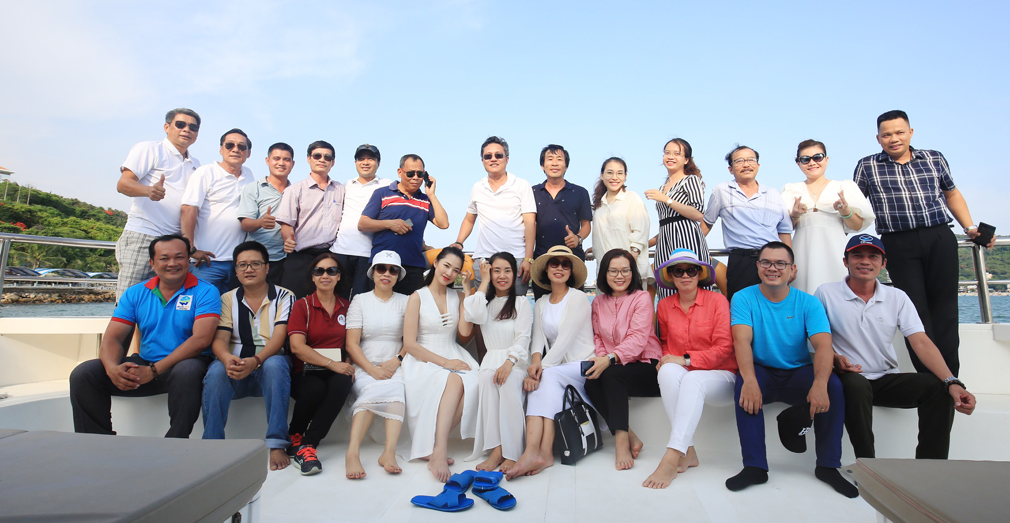 Đại diện các DN lữ hành, lưu trú, truyền thông trải nghiệm tour du thuyền ngắm Vũng Tàu từ biển. 