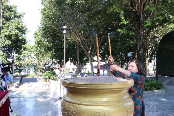 Bà Nguyễn Thị Yến, Phó Bí thư Thường trực Tỉnh ủy, Trưởng Đoàn ĐBQH tỉnh dâng hương viếng nữ Anh hùng Liệt sĩ Võ Thị Sáu.