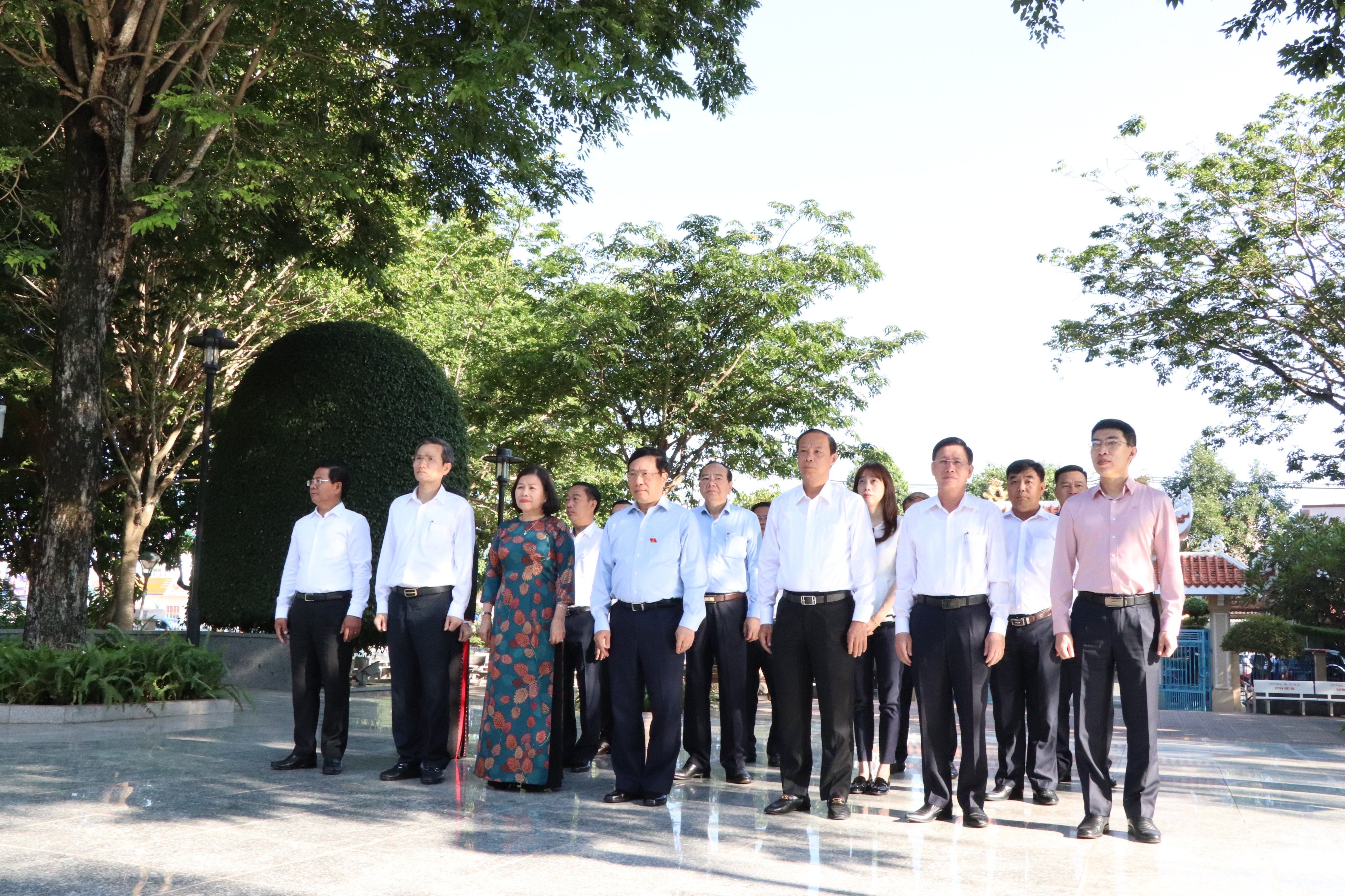 Phó Thủ tướng Phạm Bình Minh và lãnh đạo Tỉnh ủy, HĐND, UBND, UBMTTQ Việt Nam tỉnh tham dự lễ viếng.