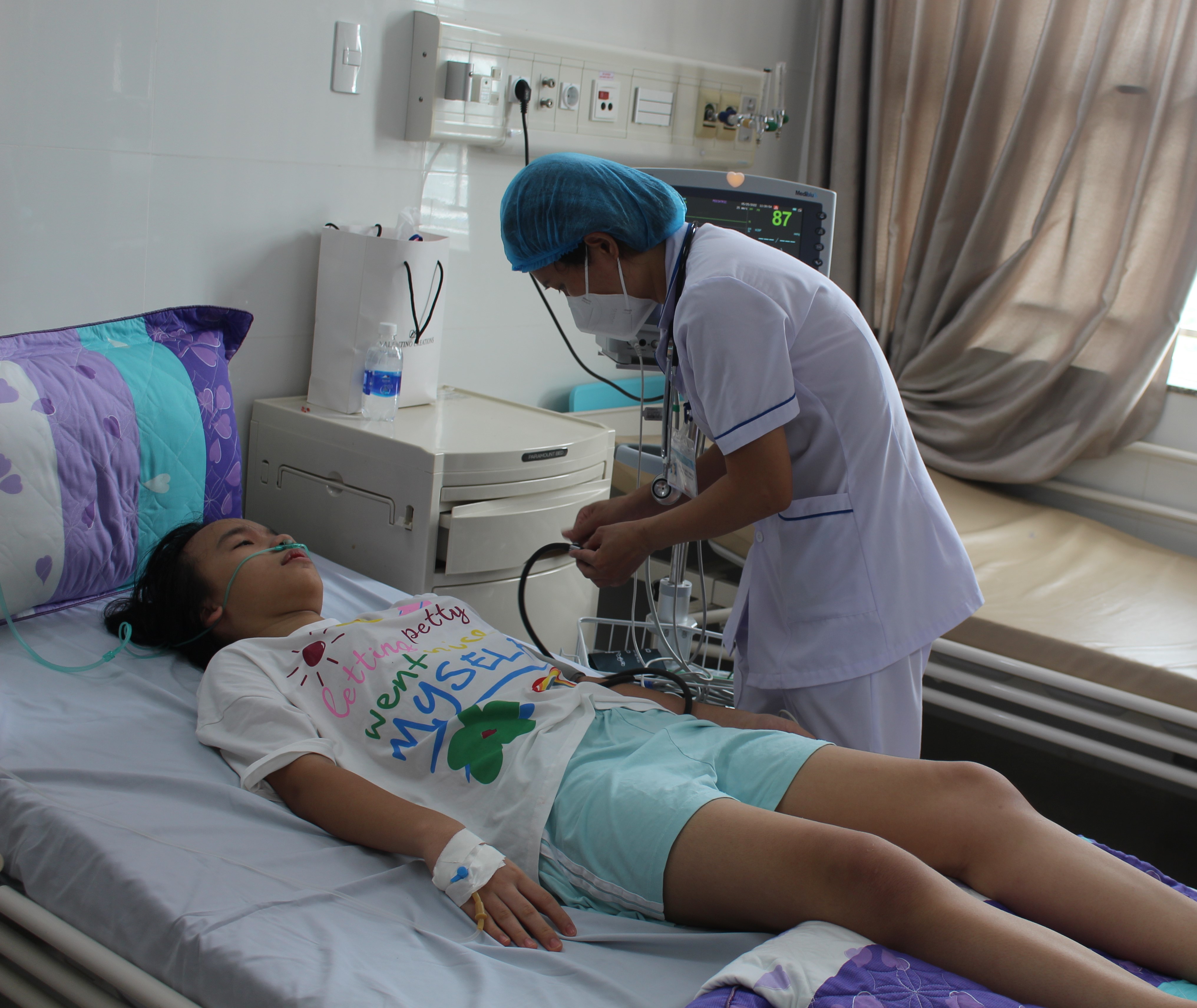 Khi nghi ngờ nhiễm bệnh, người dân cần đến các cơ sở y tế để khám và được tư vấn điều trị kịp thời. Trong ảnh: Nhân viên y tế Khoa Nhi (Bệnh viện Vũng Tàu) kiểm tra sức khỏe cho 1 bệnh nhân nhi bị sốc SXH.