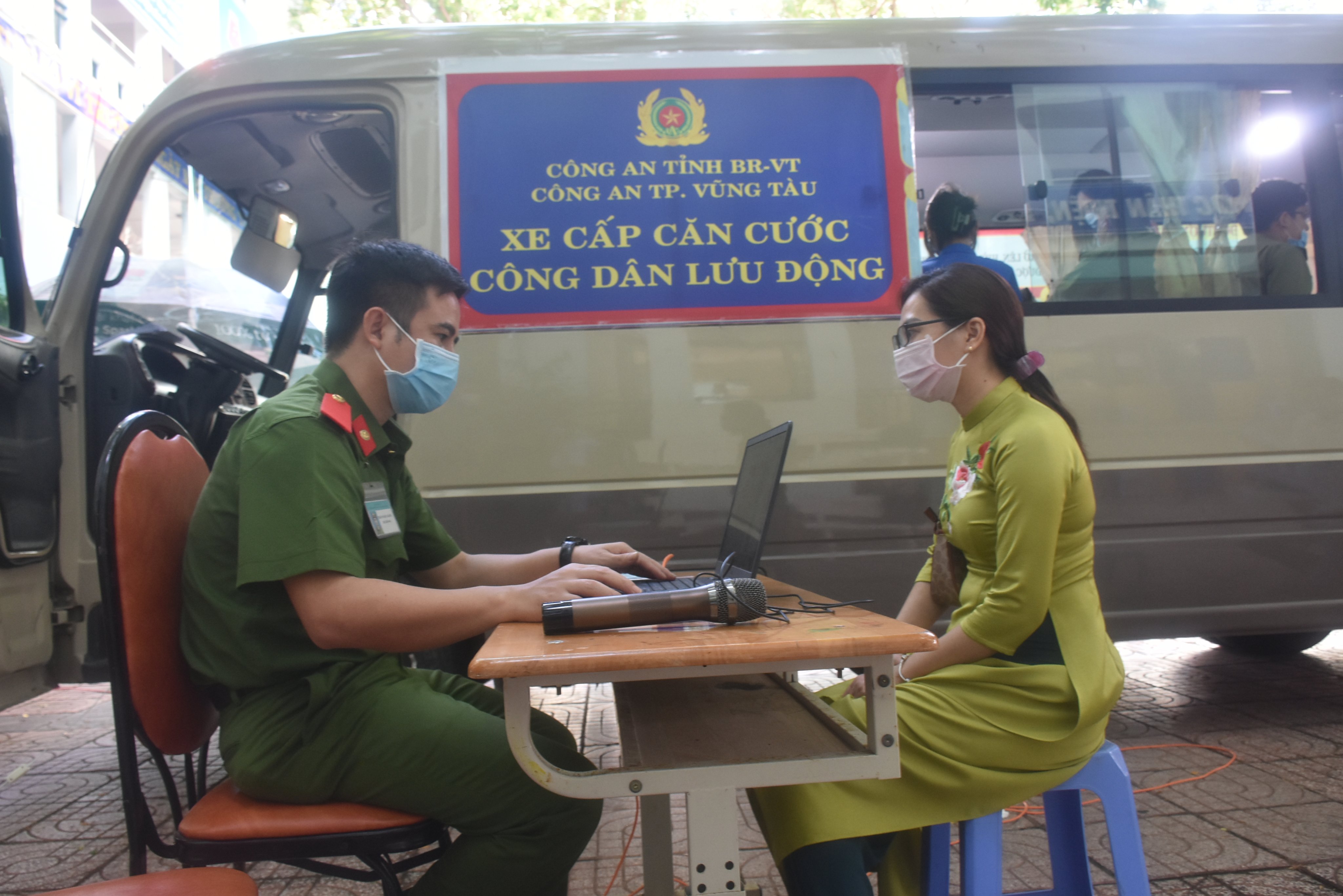 Người dân làm thủ tục cấp đổi CCCD tại xe cấp CCCD lưu động Công an TP. Vũng Tàu.