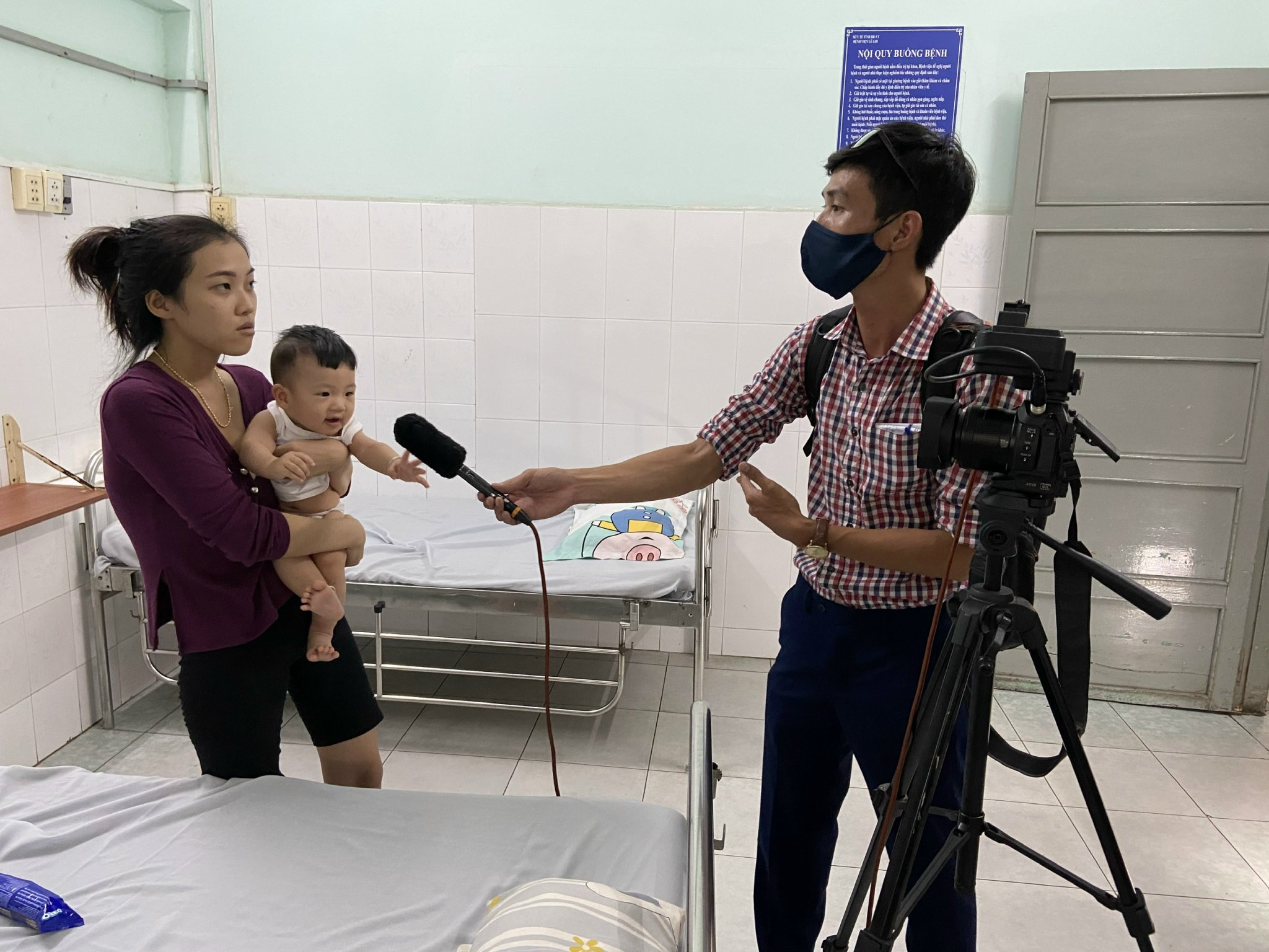 Phóng viên Báo Bà Rịa-Vũng Tàu tác nghiệp tại Bệnh viện Vũng Tàu. Ảnh: HỒNG PHƯƠNG