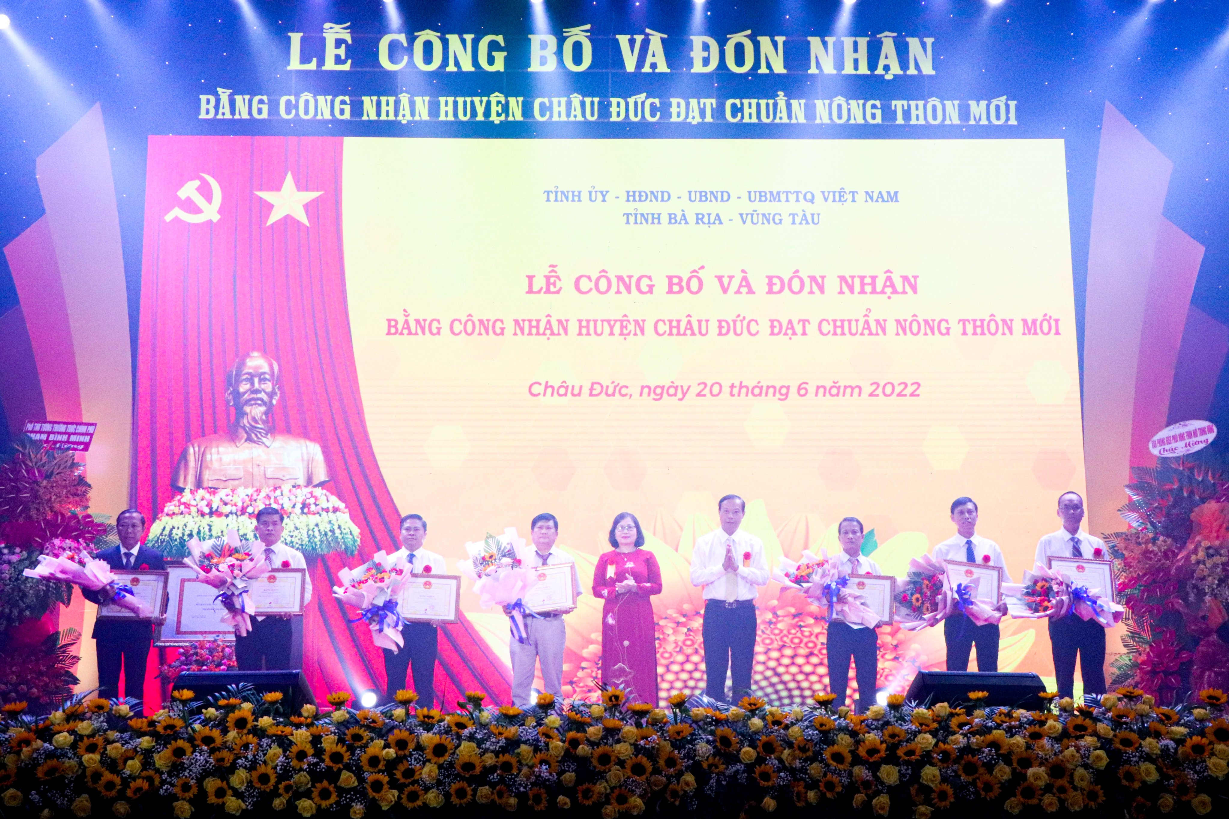 Phó Thủ tướng Thường trực Chính phủ Phạm Bình Minh (bên phải); Chủ tịch UBND tỉnh Nguyễn Văn Thọ (bên trái) trao Bằng công nhận đạt chuẩn NTM cho lãnh đạo huyện Châu Đức.