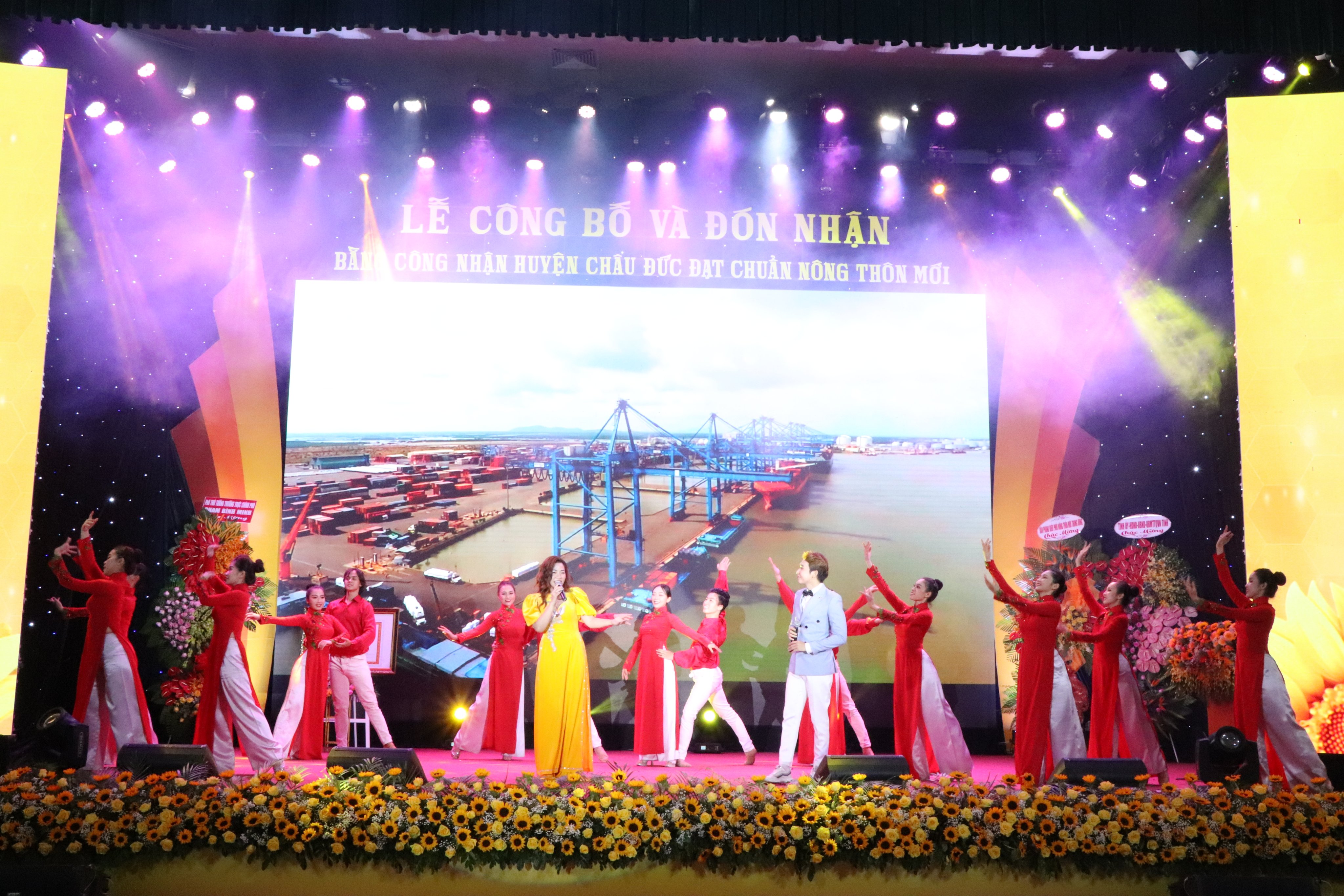 Một tiết mục văn nghệ tại Lễ công bố và đón nhận Quyết định của Thủ tướng Chính phủ.