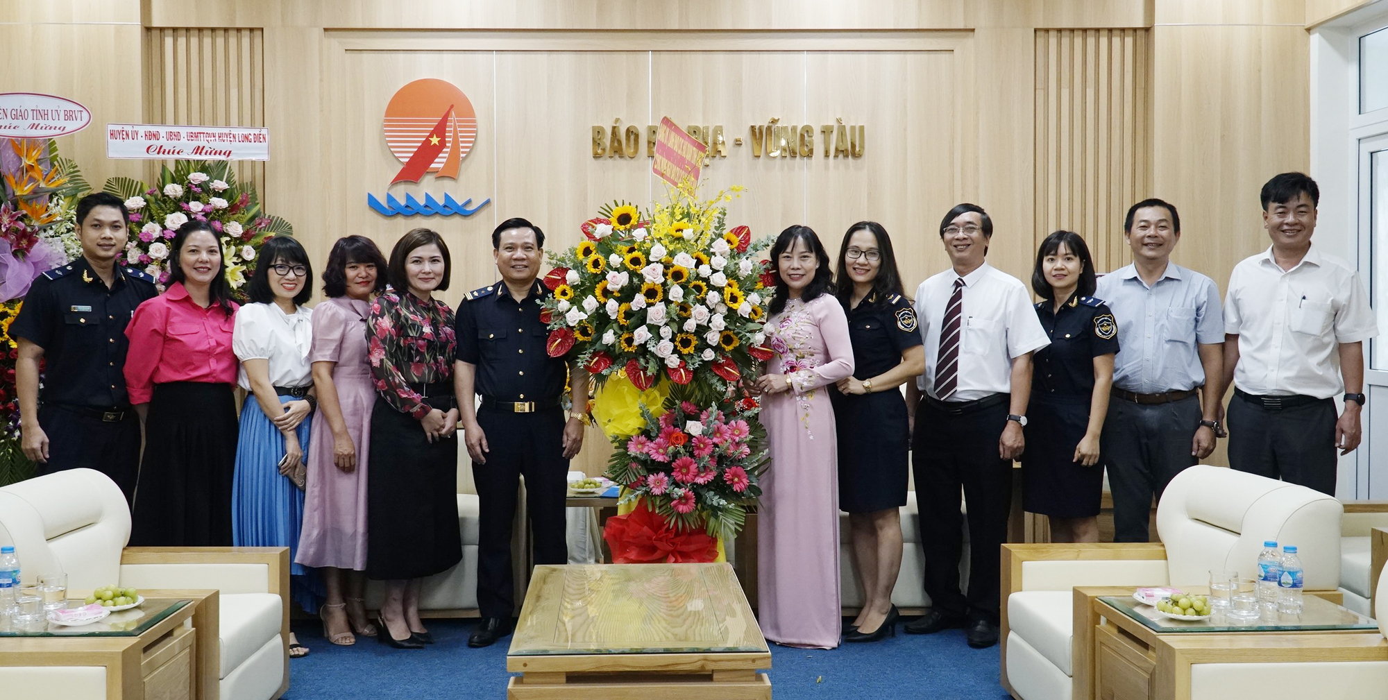 Đại diện lãnh đạo Cục Hải quan tỉnh chúc mừng và tặng hoa Báo Bà Rịa-Vũng Tàu.