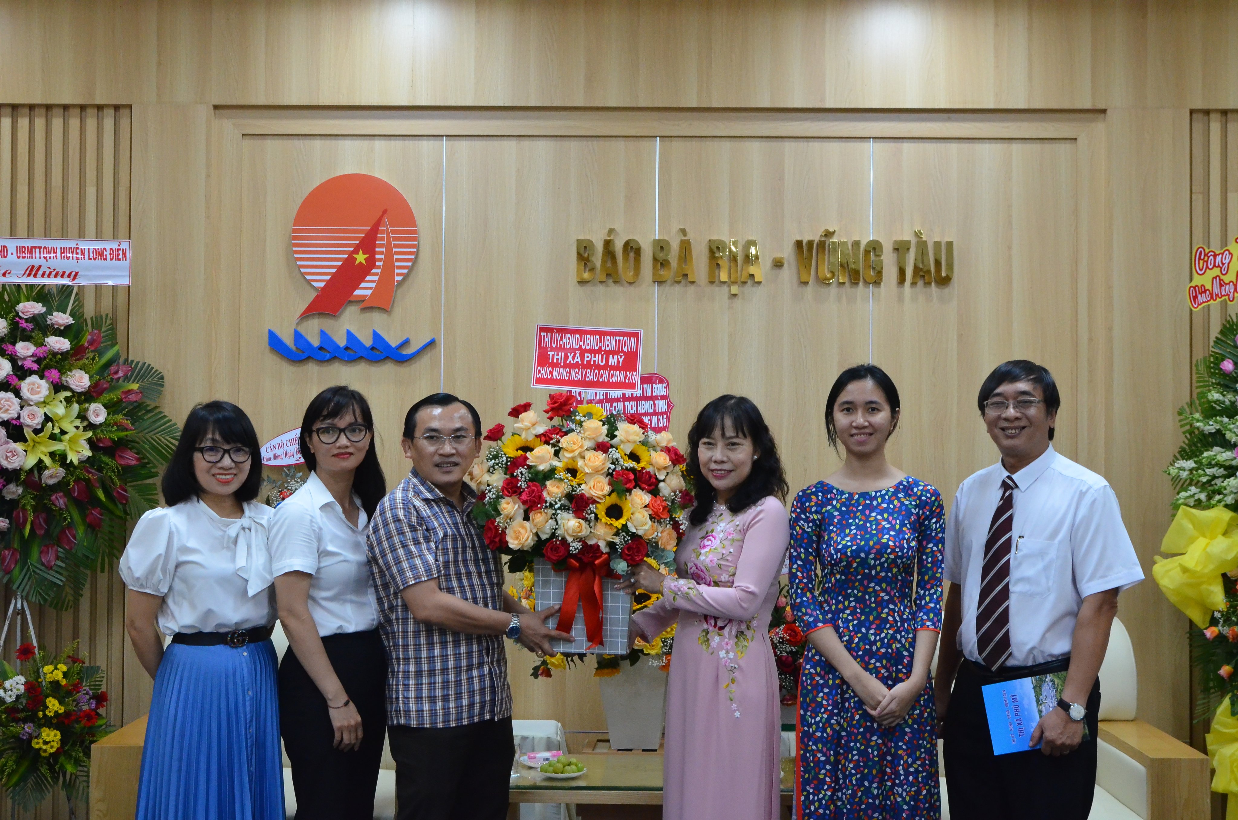 Đại diện lãnh đạo TX. Phú Mỹ tặng hoa chúc mừng Báo Bà Rịa-Vũng Tàu.