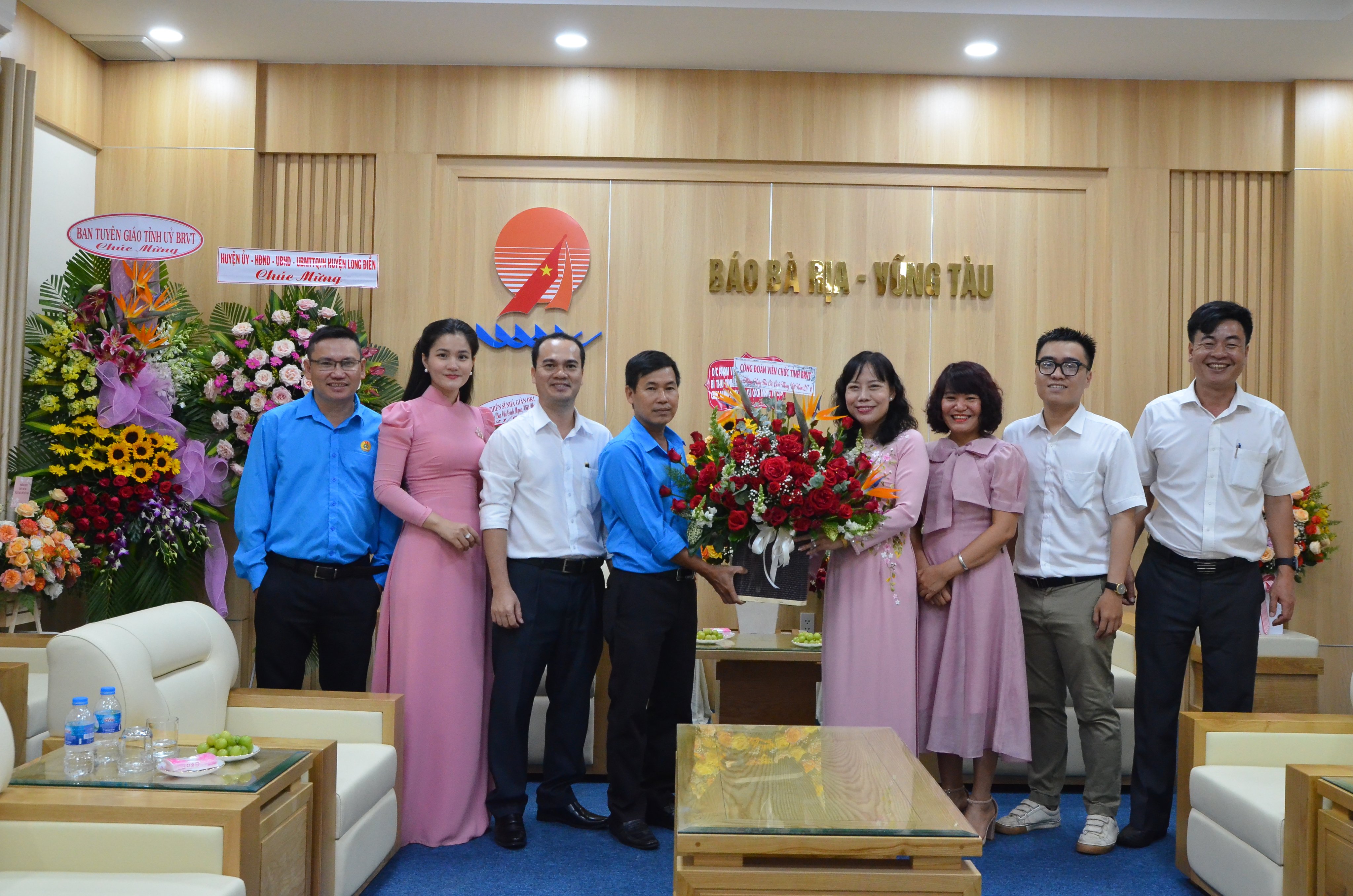 Ông Nguyễn Việt Dũng, Chủ tịch Công đoàn Viên chức tỉnh thăm, tặng hoa chúc mừng Báo Bà Rịa-Vũng Tàu.