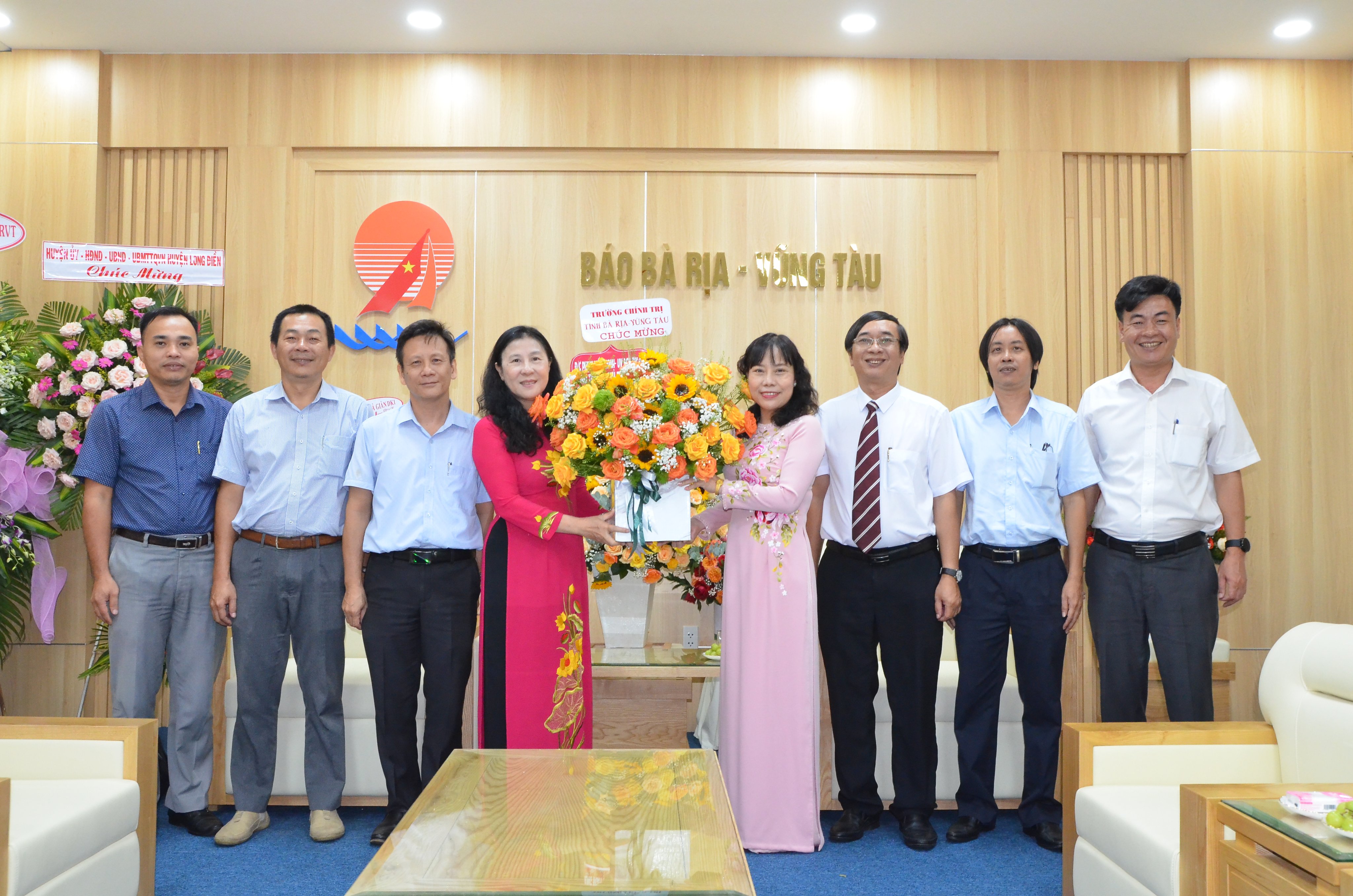 Bà Ngô Thị Liên, Hiệu trưởng Trường Chính trị tỉnh thăm, tặng hoa chúc mừng Báo Bà Rịa-Vũng Tàu. 