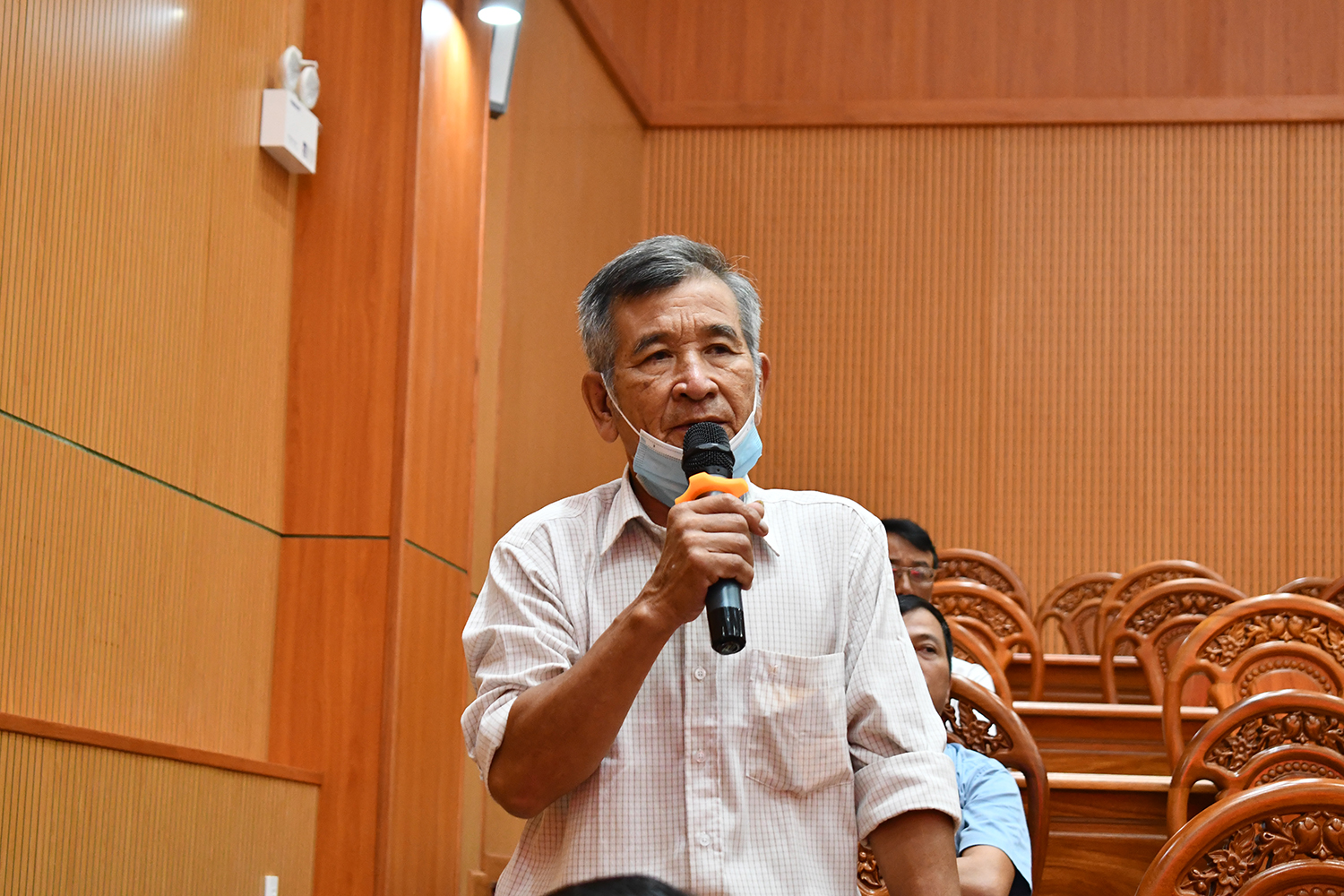 Cử tri Phạm Đình Hùng (phường Kim Dinh, TP. Bà Rịa) nêu ý kiến tại buổi TXCT.
