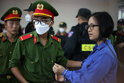 Bị cáo Phạm Thu Hà bị tuyên phạt 15 năm tù và được dẫn giải sau khi kết thúc phiên tòa.