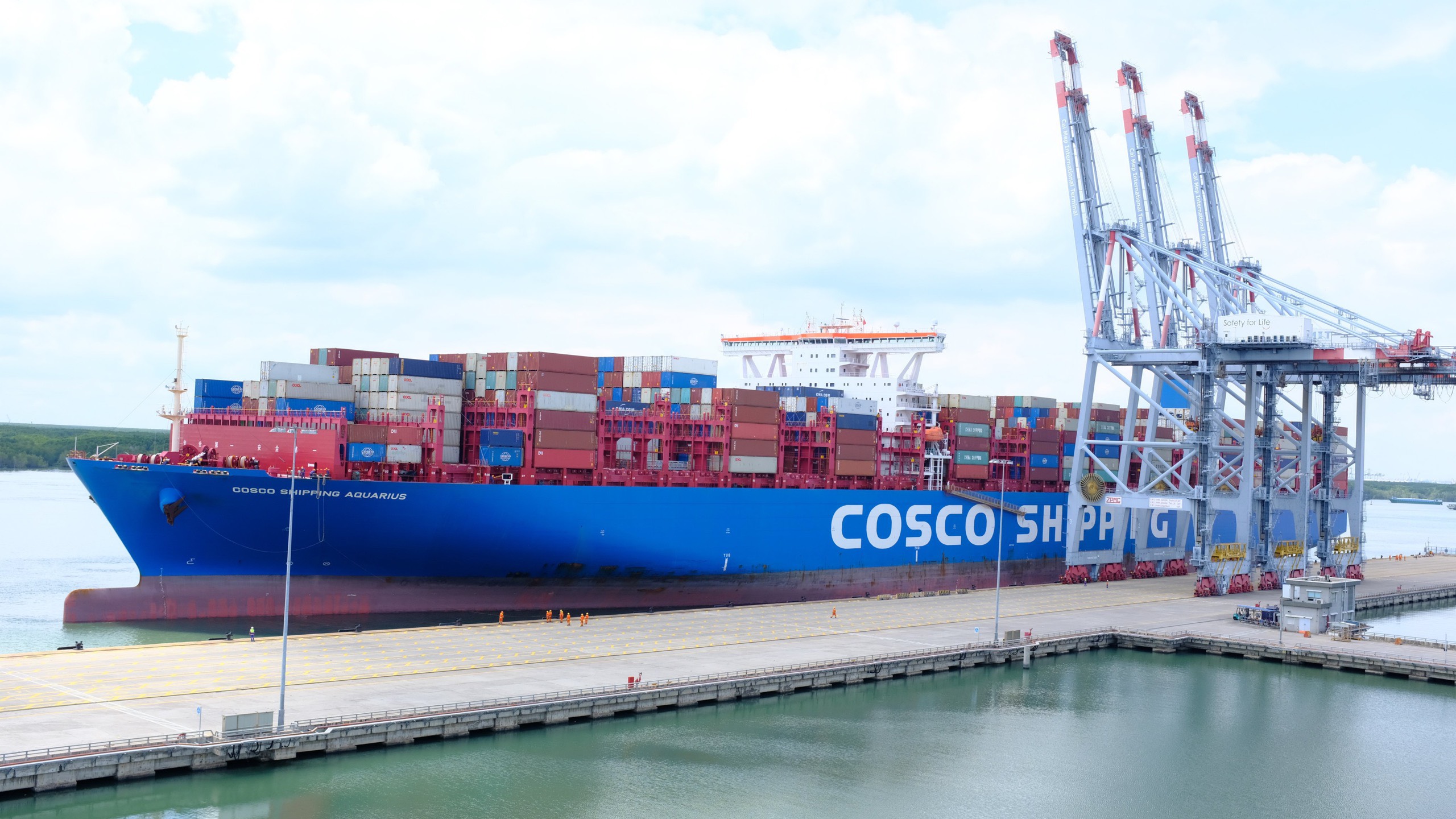 Cảng CMIT đón tuyến dịch vụ AWE6/VCE của hãng tàu tàu COSCO và OOCL.