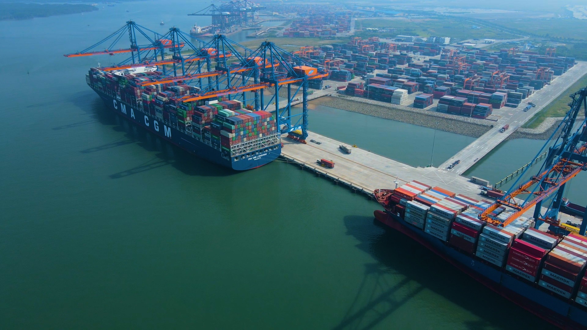 Hãng tàu CMA CGM cập cảng Gemalink, một trong những cảng nước sâu có thể đón 3 tàu mẹ cùng lúc.