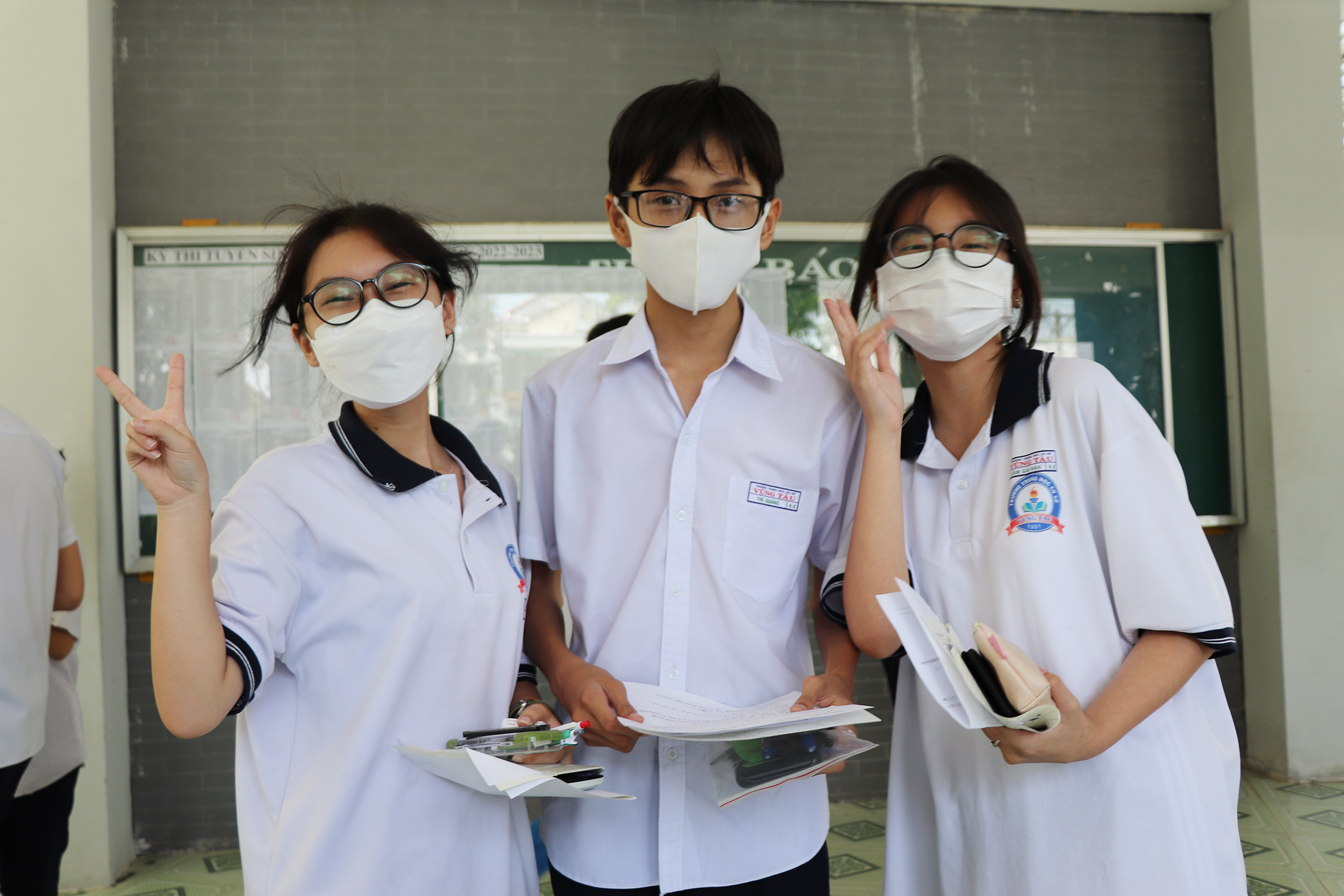 Thí sinh vui vẻ vì làm tốt bài thi môn Toán vào lớp 10 năm học 2022-2023. Ảnh: DIỄM QUỲNH