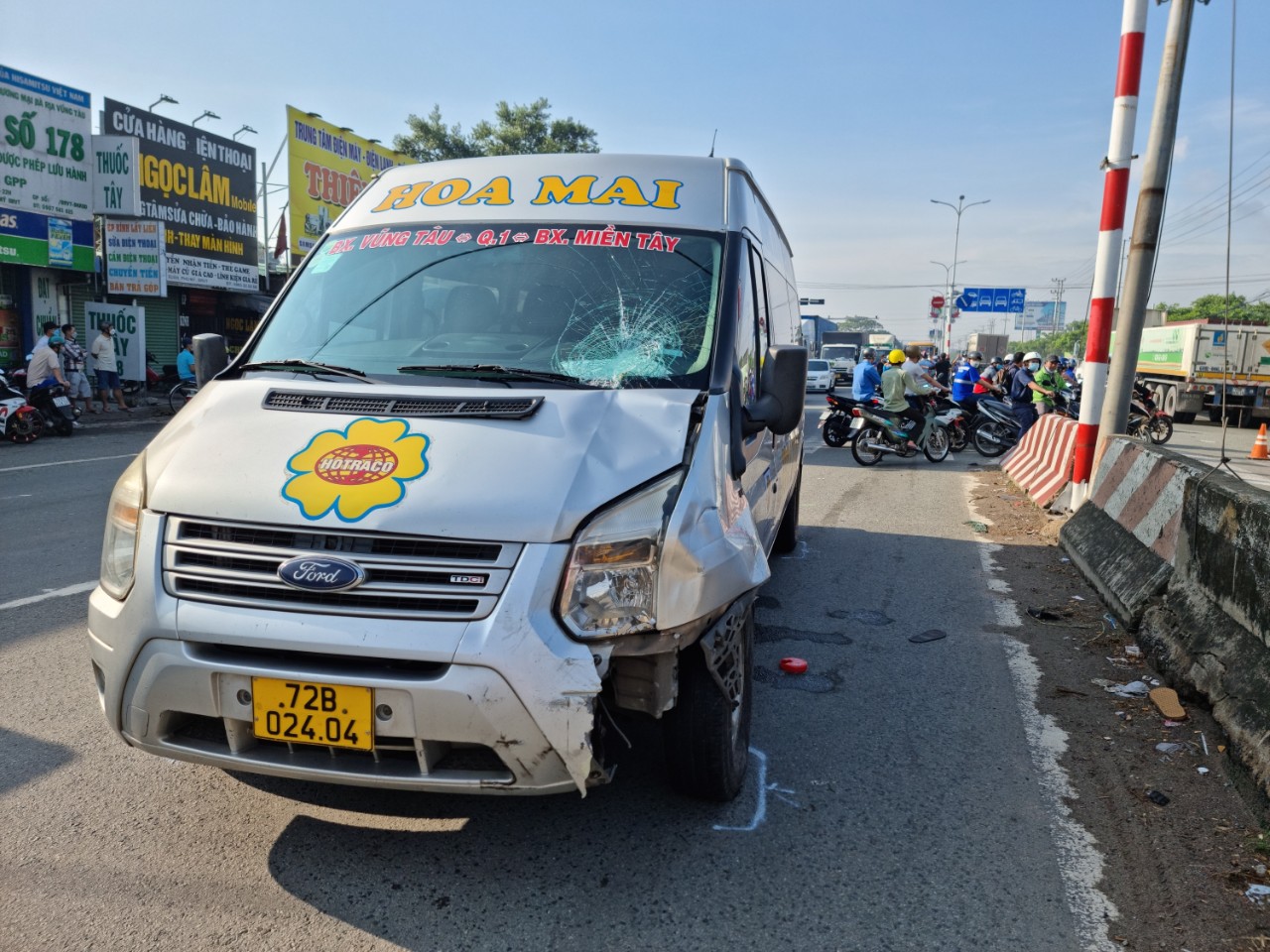 Phần đầu xe ô tô bị bể nát.
