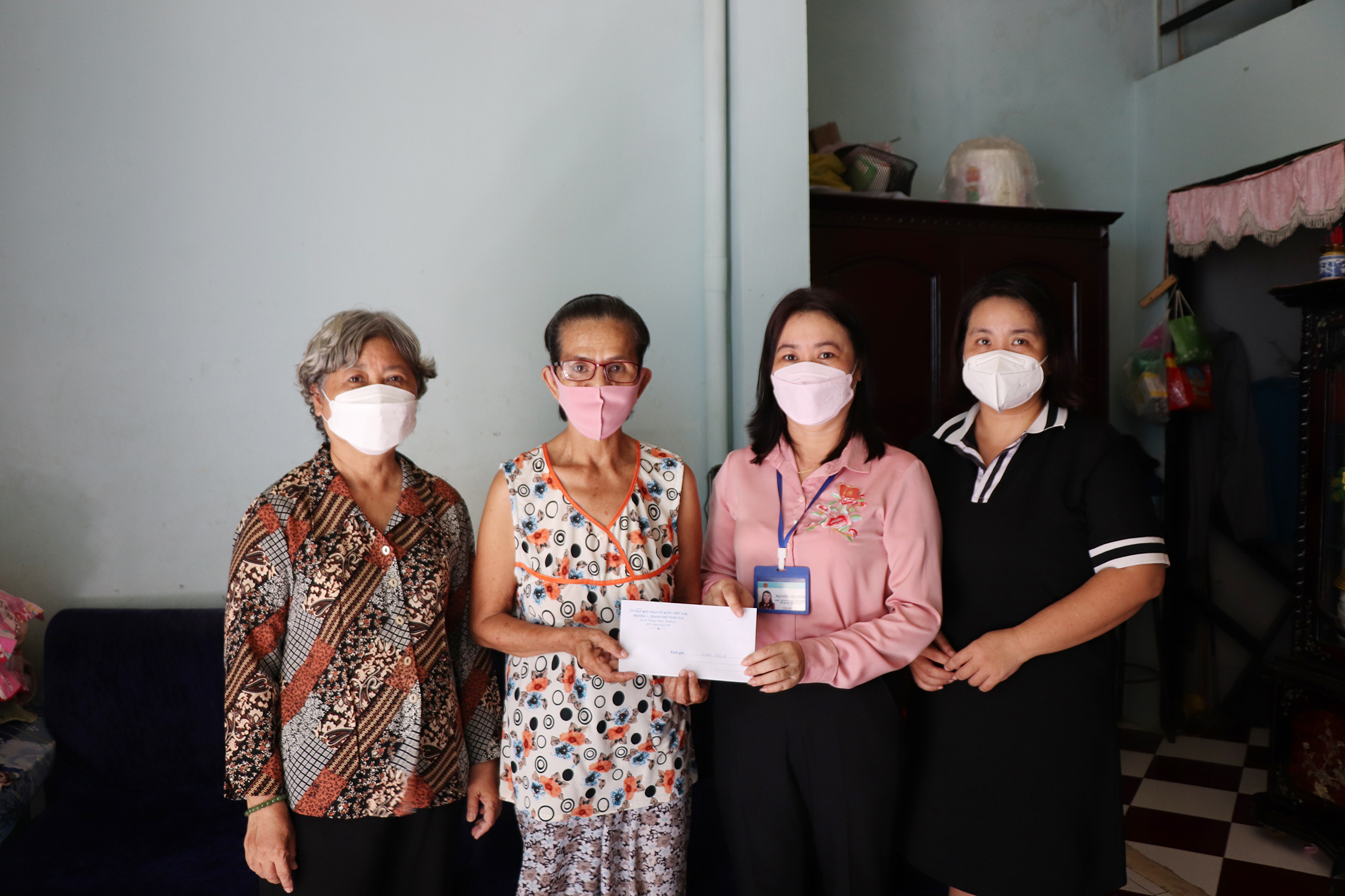 Đại diện Ủy ban MTTQ Việt Nam phường 1 trao tiền hỗ trợ tới bà Nguyễn Thị Thu Hằng.