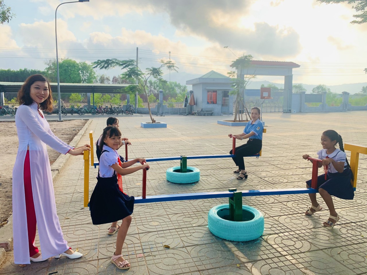 Học sinh vui đùa tại khu vui chơi thiếu nhi, Trường TH Văn Lang, TX.Phú Mỹ.