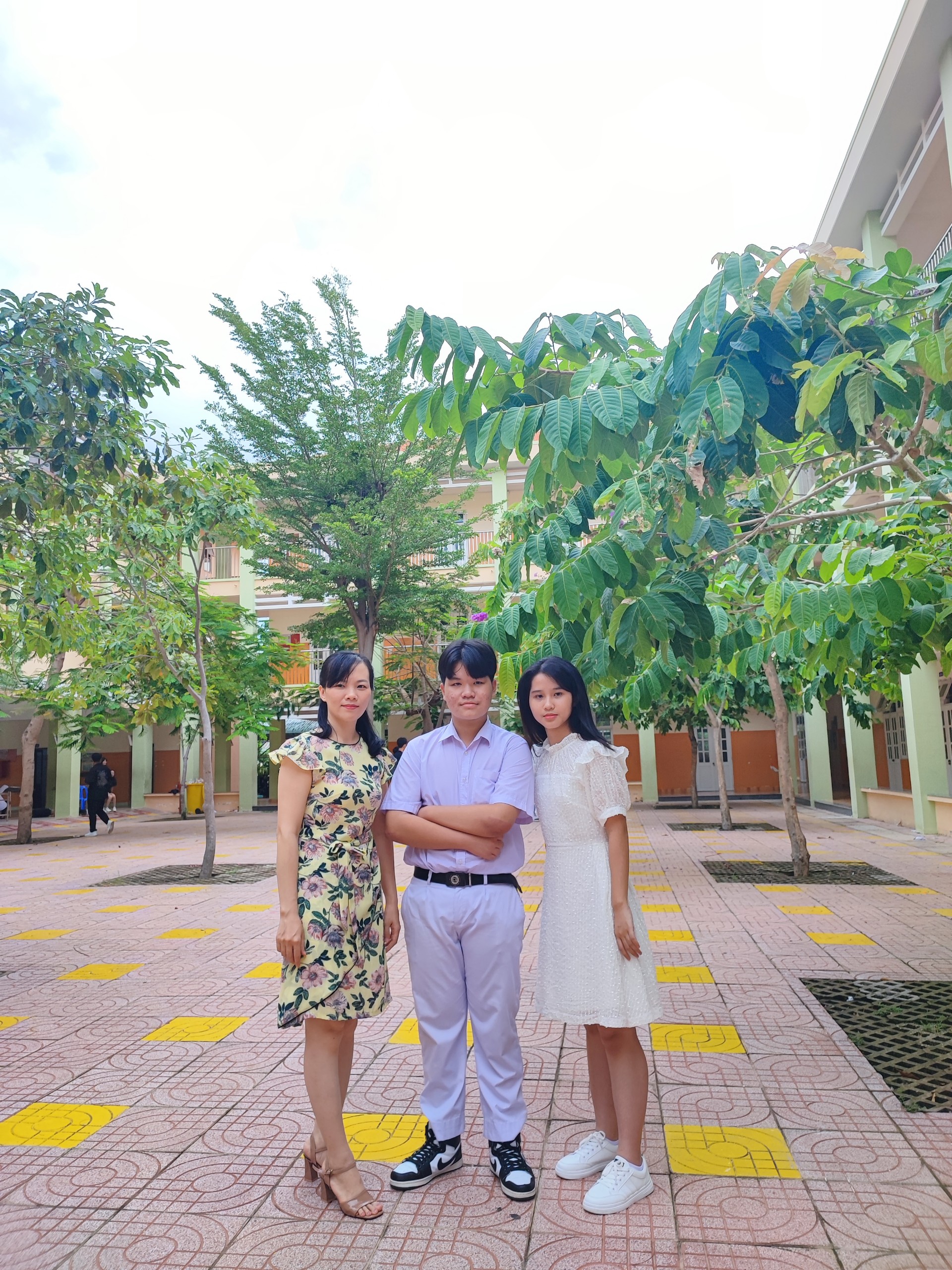 Em Hoàng Tuấn Kiệt (giữa), HS Trường THCS Nguyễn Thái Bình (TP. Vũng Tàu) là thủ khoa chuyên Hóa học và cũng là thủ khoa THPT chuyên Lê Quý Đôn với 48,05 điểm.