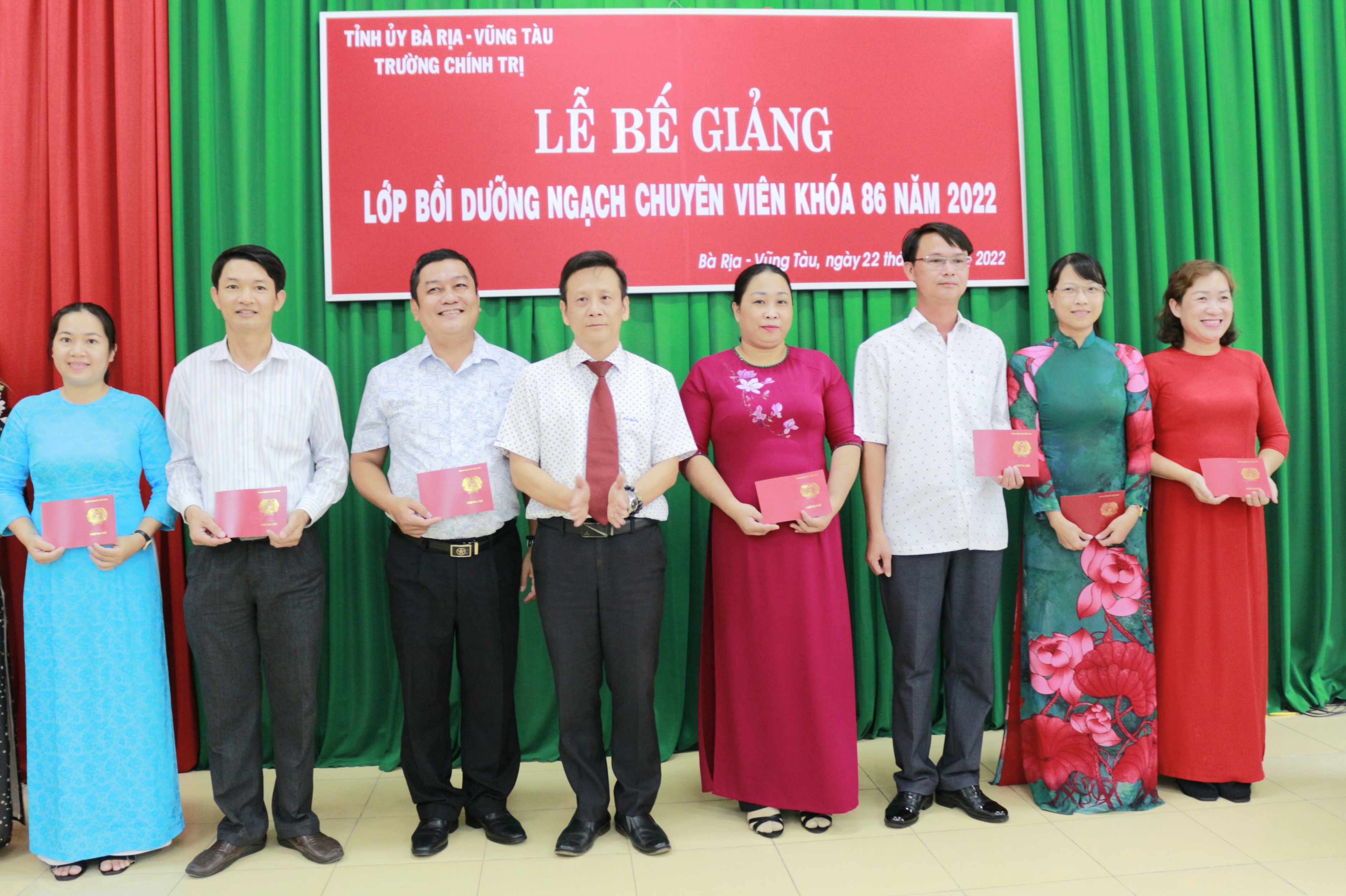 Thạc sĩ Đàm Xuân Tùng (thứ 4, từ trái qua), Phó Hiệu trưởng Trường Chính trị tỉnh trao chứng chỉ cho học viên.