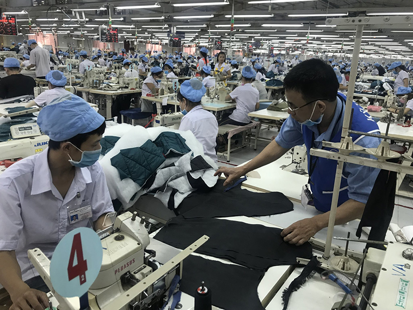 7 năm qua CCN Hắc Dịch 1 vẫn chưa thu hút thêm được dự án nào. Trong ảnh: May quần áo xuất khẩu tại Công ty Quốc tế Việt An một DN hoạt động trong CCN Hắc Dịch 1.