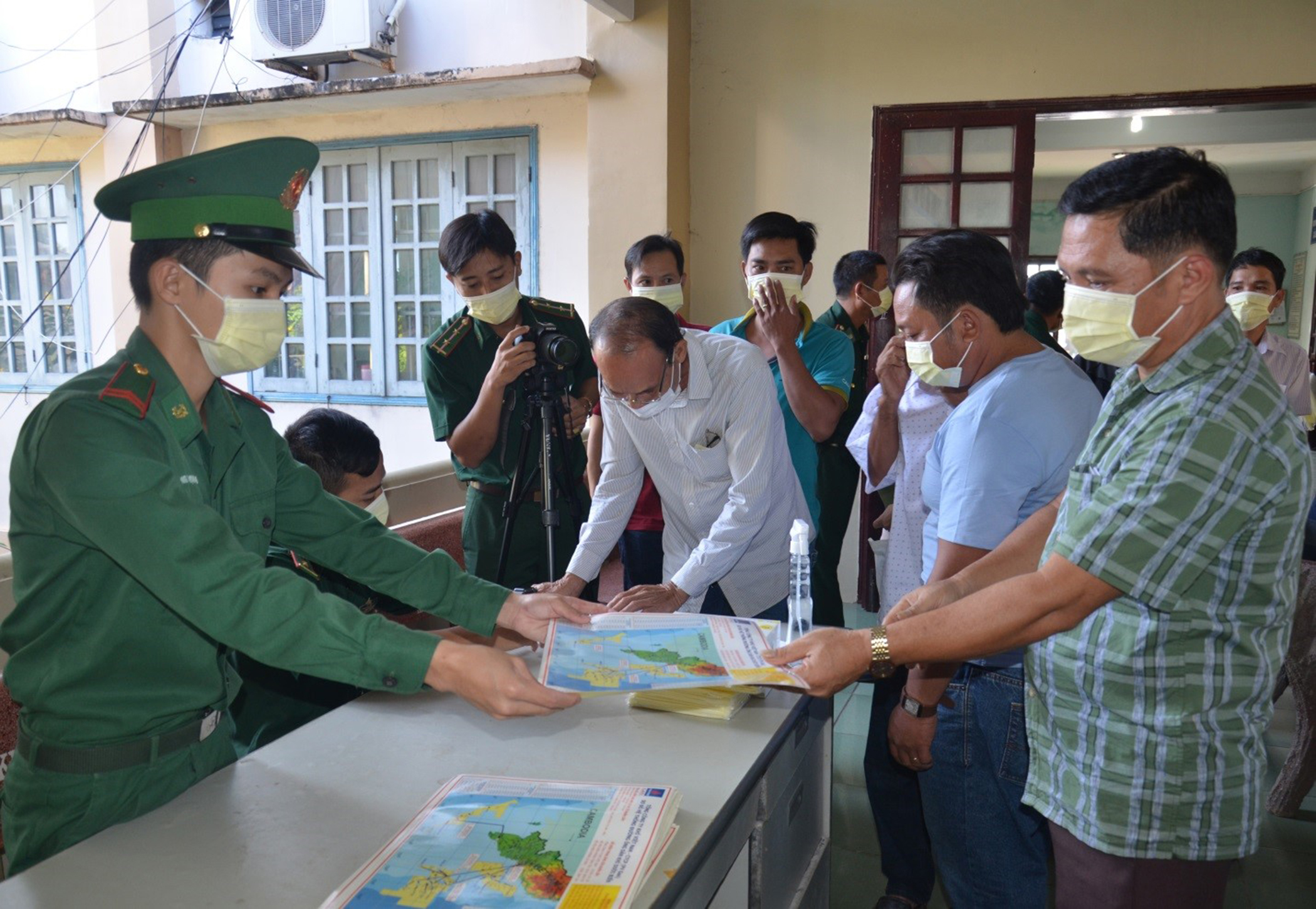 BĐBP tỉnh phát bản đồ in tọa độ hệ thống đường ống dẫn khí và các công trình dầu khí trên biển cho ngư dân xã Bình Châu, huyện Xuyên Mộc.