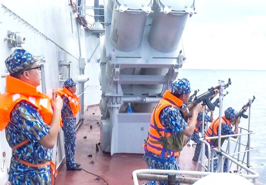 Cán bộ, chiến sĩ Lữ đoàn 167 luyện tập bắn máy bay tầm thấp.