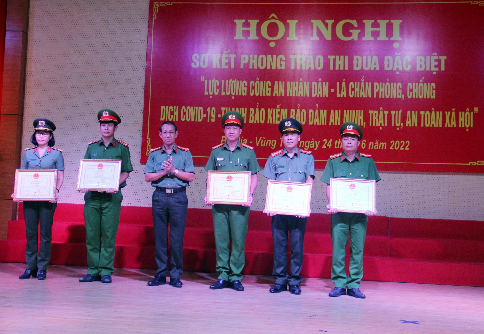Đại tá Bùi Văn Thảo, Giám đốc Công an tỉnh trao Bằng khen của UBND tỉnh cho các cá nhân, tập thể công an có thành tích xuất sắc trong công tác phòng, chống dịch COVID-19.