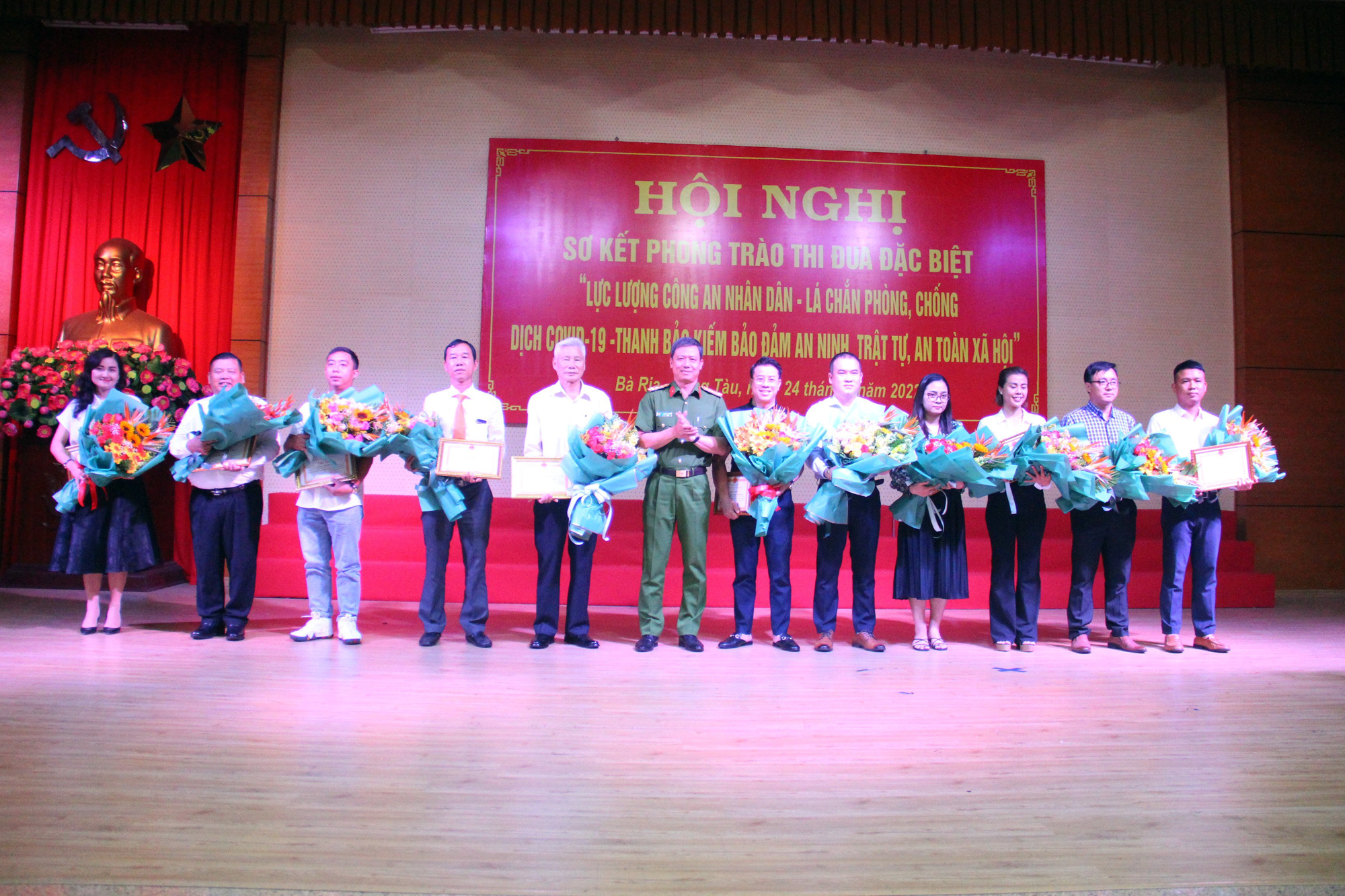 Đại tá Nguyễn Anh Hùng, Phó Giám đốc Công an tỉnh trai Giấy khen của Công an tỉnh cho các cá nhân, tập thể, phóng viên có thành tích xuất sắc trong công tác phòng, chống dịch COVID-19. 
