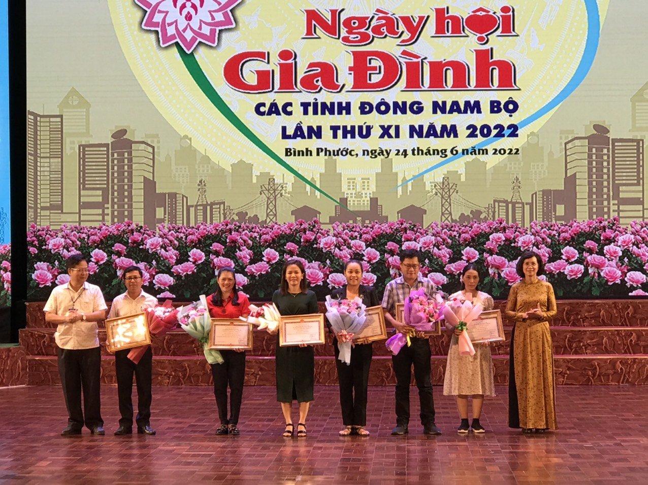 Đại diện Đội BR-VT  (thứ ba từ trái qua) nhận giải Khuyến khích.