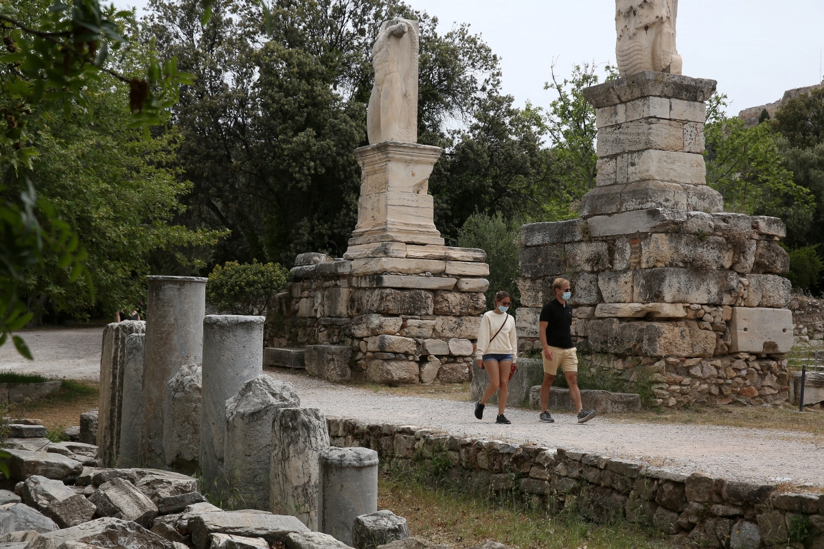 Du khách tham quan di tích Roman Agora, Athens, Hy Lạp.