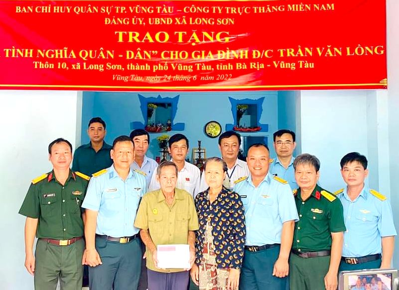 Ban CHQS TP. Vũng Tàu và Công ty Trực thăng Miền Nam bàn giao Nhà tình nghĩa quân - dân cho gia đình ông Trần Văn Lồng.