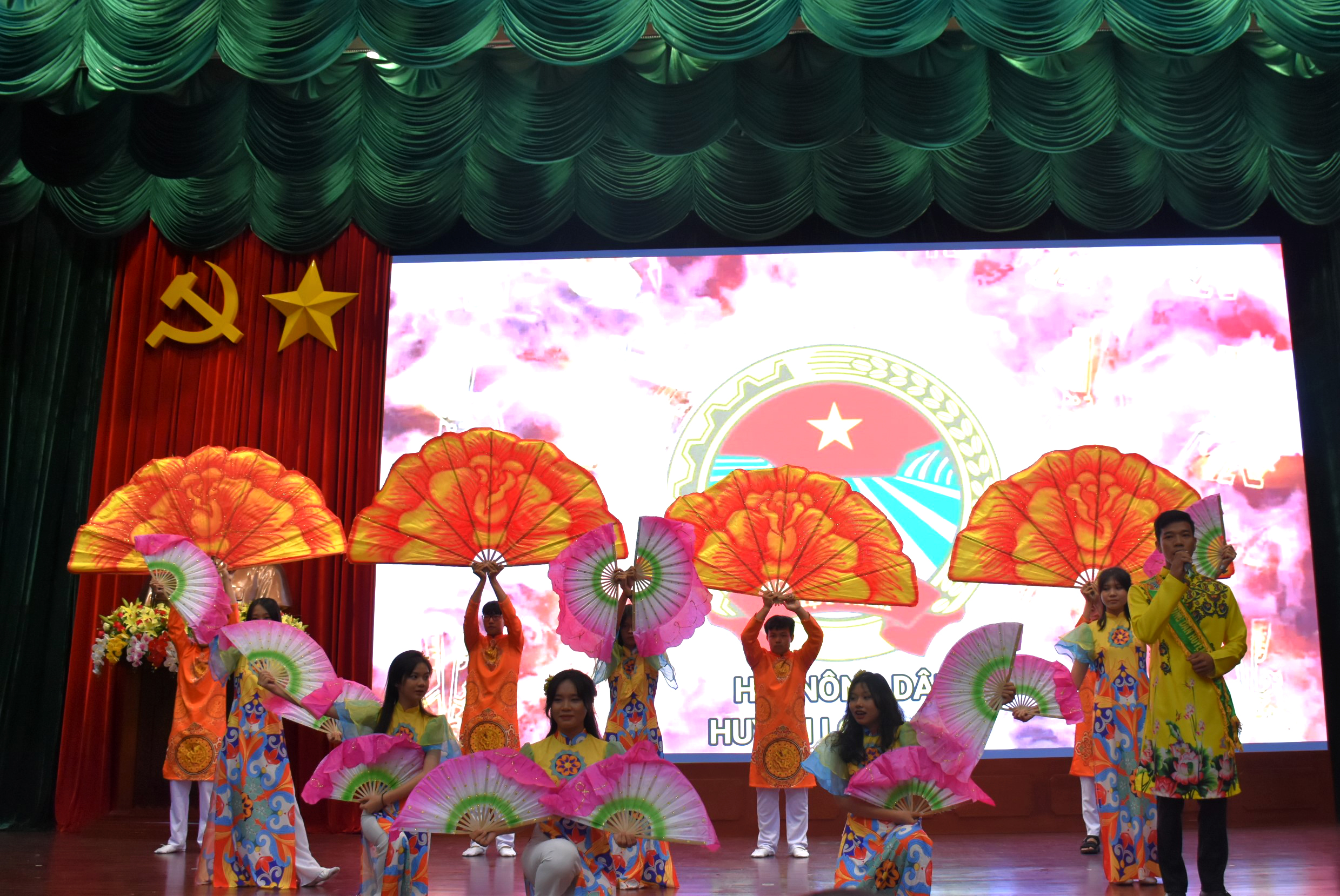 Hội Nông dân huyện Long Điền trình diễn vòng thi “lời chào nông dân”.