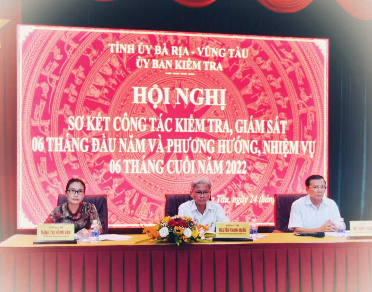 Ông Nguyễn Thanh Huấn, Tỉnh ủy viên, Phó Chủ nhiệm UBKT Tỉnh ủy; ông Võ Huy Hoàng, Phó Chủ nhiệm UBKT Tỉnh ủy; bà Đặng Thi Hồng Văn, Phó Chủ nhiệm UBKT Tỉnh ủy, đồng chủ trì hội nghị.
