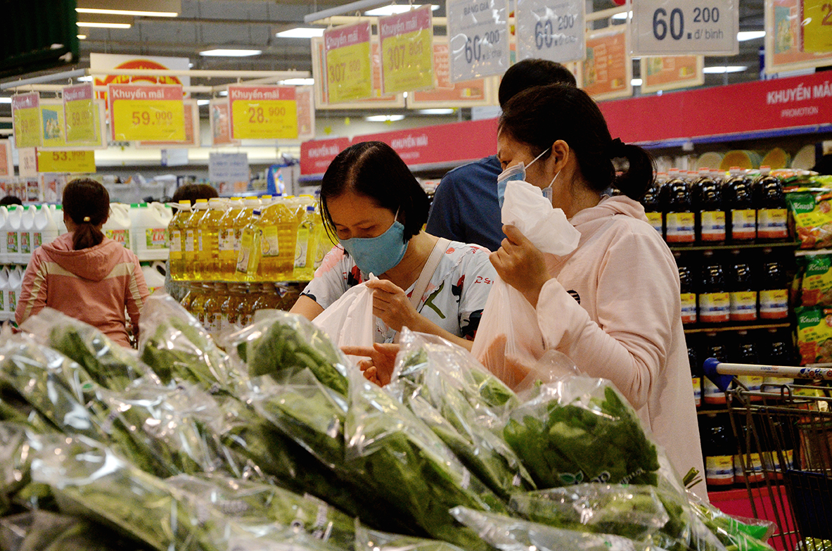 Giá xăng tăng kéo theo chi phí đầu vào của DN tăng cao. Trong ảnh: Người dân mua sắm tại Co.op Mart Bà Rịa.