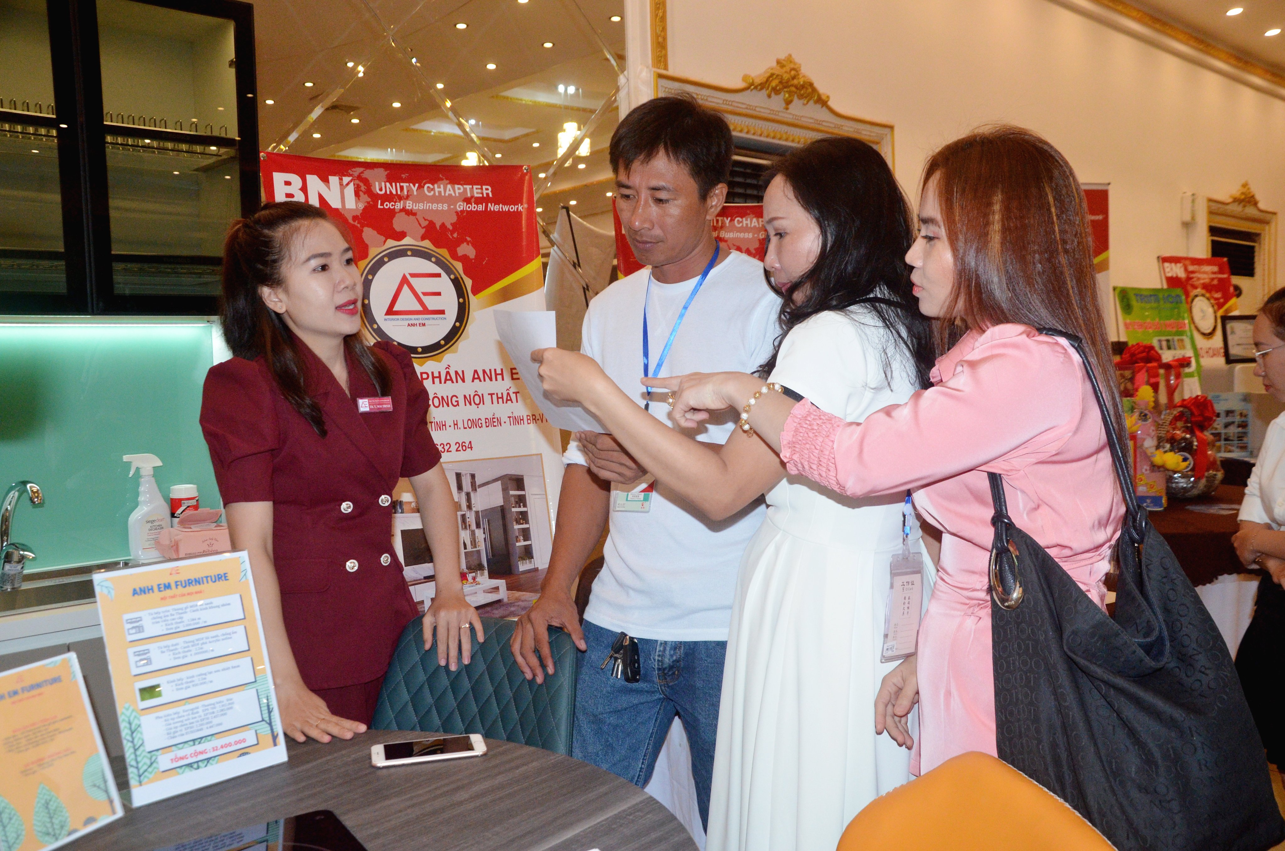 Các DN tham quan, tìm hiểu sản phẩm trưng bày tại ngày hội kinh doanh mở của BNI Unity Bà Rịa.