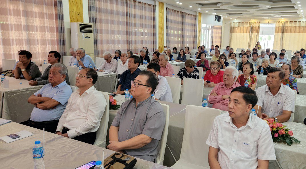 Các đại biểu tham dự họp mặt. 