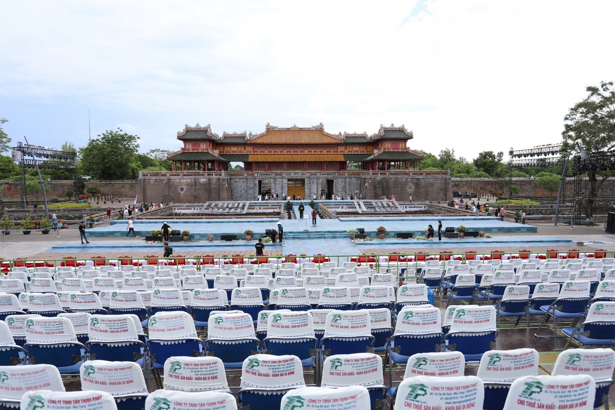 Sân khấu đêm khai mạc Festival Huế 2022 trước cổng Ngọ Môn.