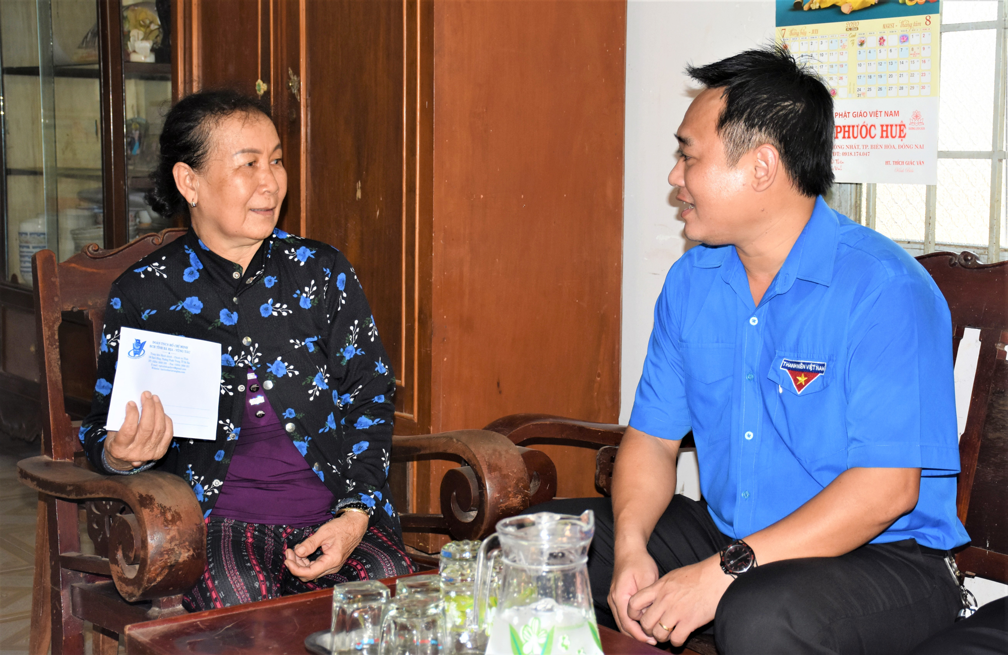 Đại diện lãnh đạo Tỉnh Đoàn thăm, tặng quà gia đình có công với cách mạng trên địa bàn xã Long Phước.
