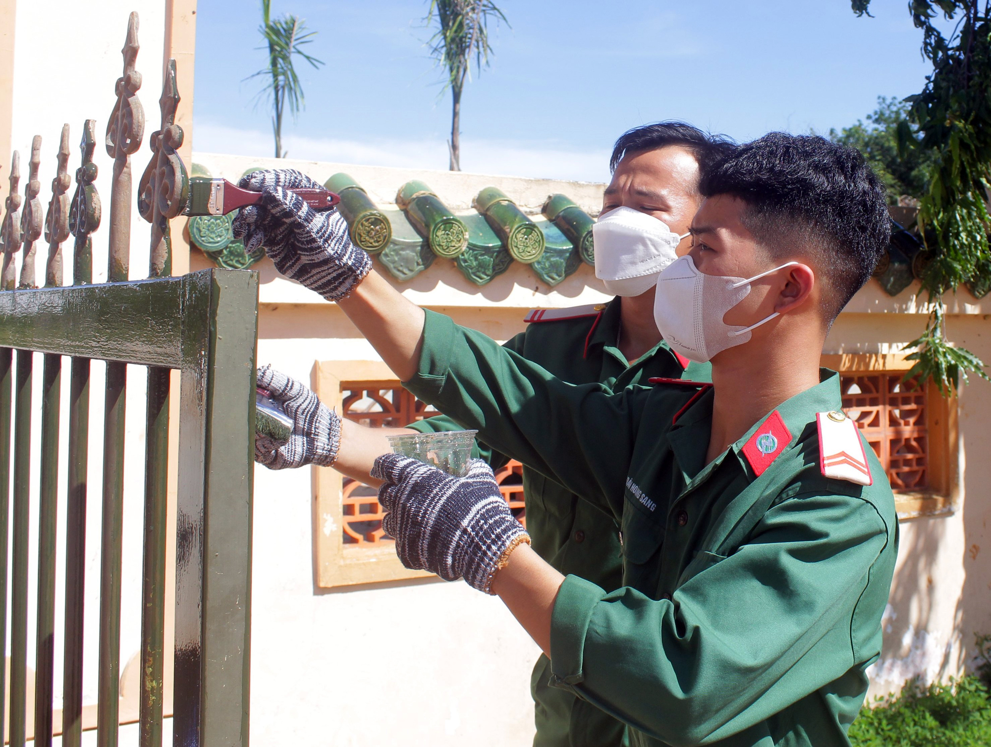 Đoàn viên thanh niên Bộ Chỉ huy Quân sự tỉnh tham gia sơn cổng vào Nhà tưởng niệm các anh hùng liệt sĩ xã Long Phước.