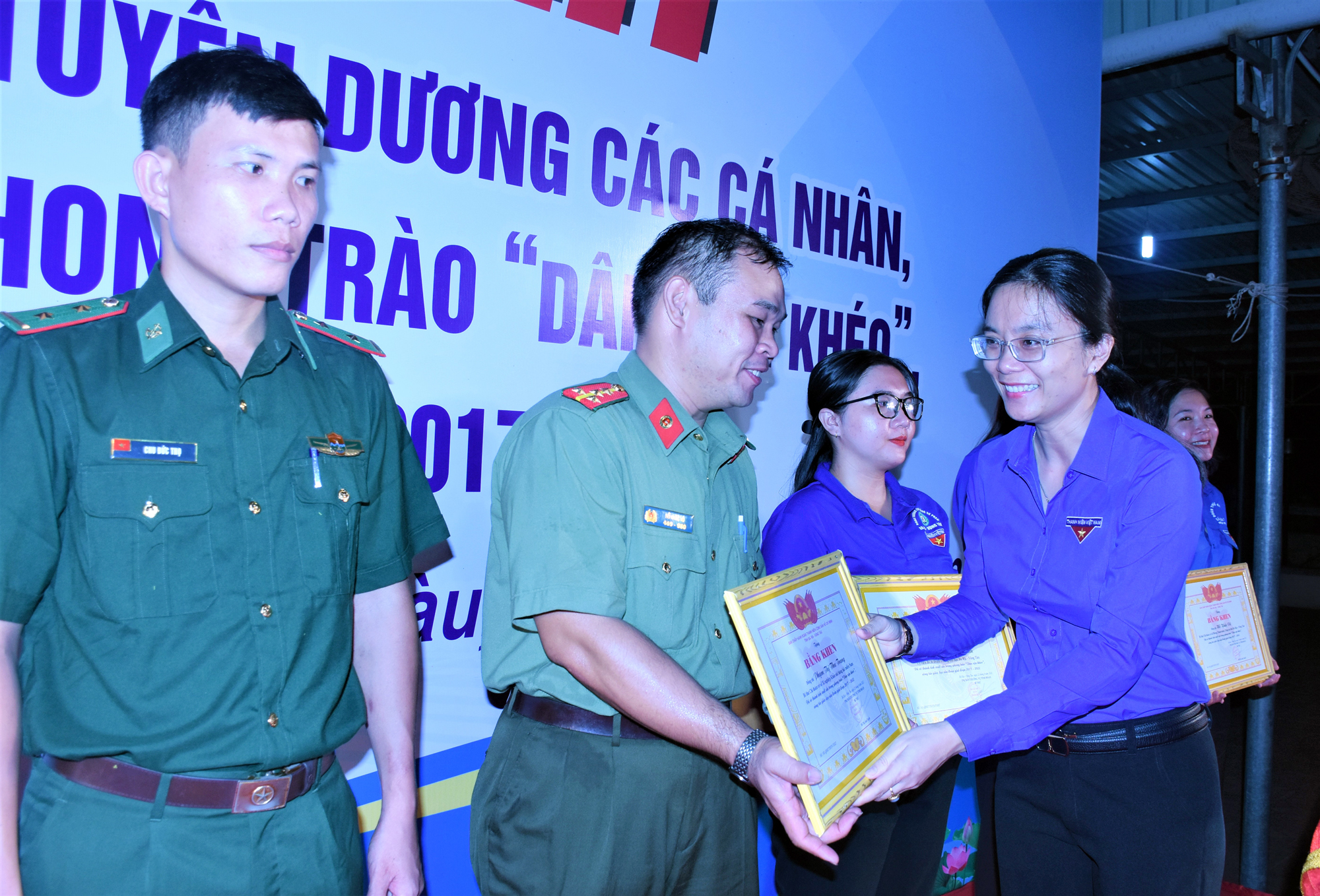 Chị Hồ Thị Ánh Tuyết, Bí thư Tỉnh Đoàn trao Bằng khen cho các tập thể có thành tích xuất sắc trong phong trào 