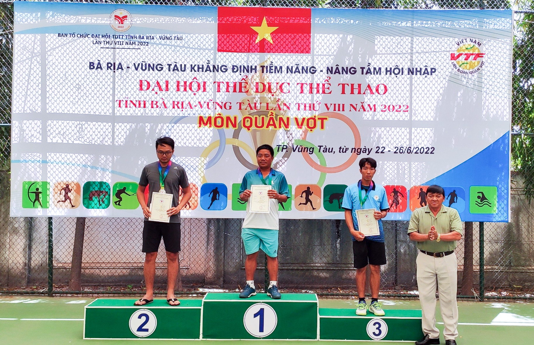 Ban tổ chức trao huy chương cho các tay vợt xuất sắc ở nội dung đơn nam.