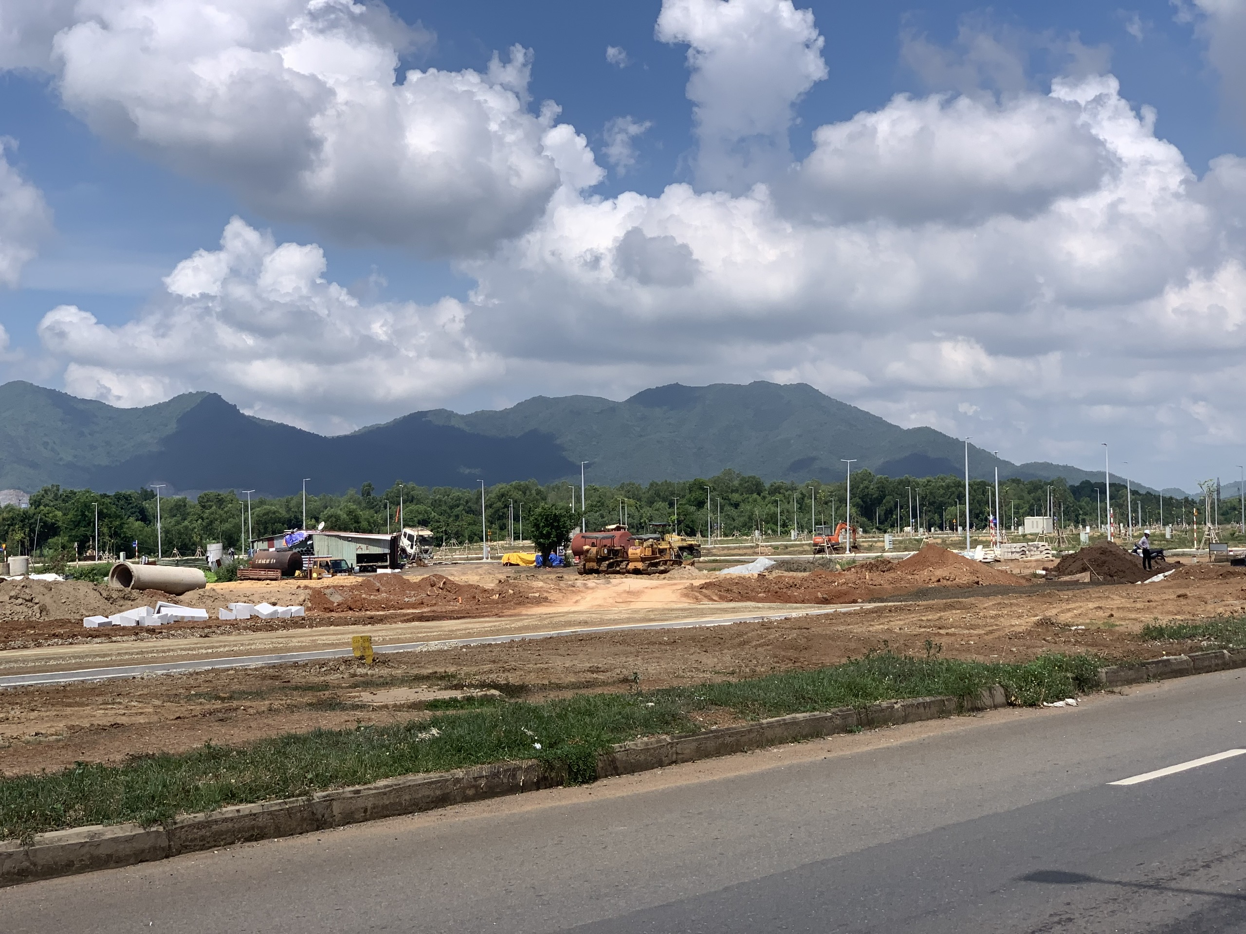 KCN Sonadezi Châu Đức hiện còn 50ha đất vướng mặt bằng. Trong ảnh: Một dự án đang xây dựng tại KCN Sonadezi Châu Đức.