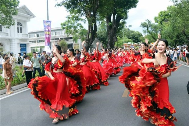 Vũ công diễu hành trên các tuyến phố chính của TP. Huế. 
