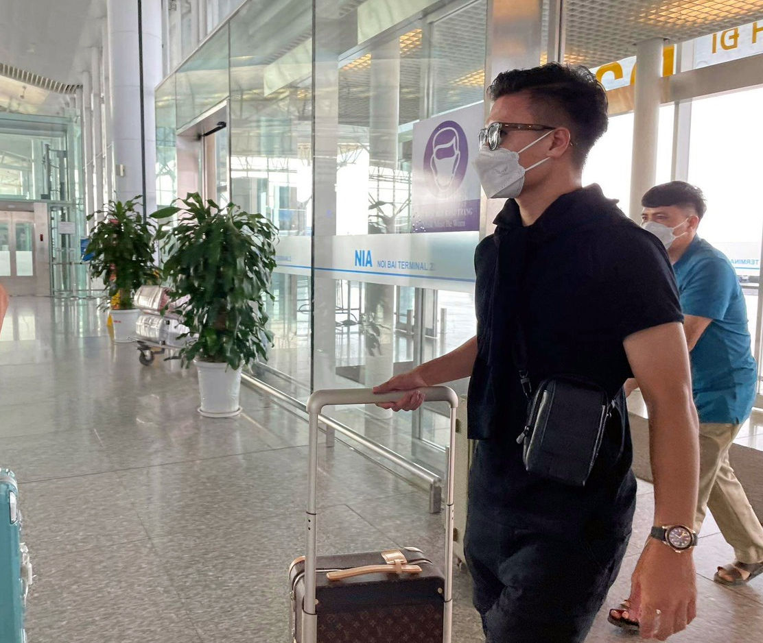 Quang Hải tại sân bay Nội Bài vào sáng 27/6. Ảnh: TNO