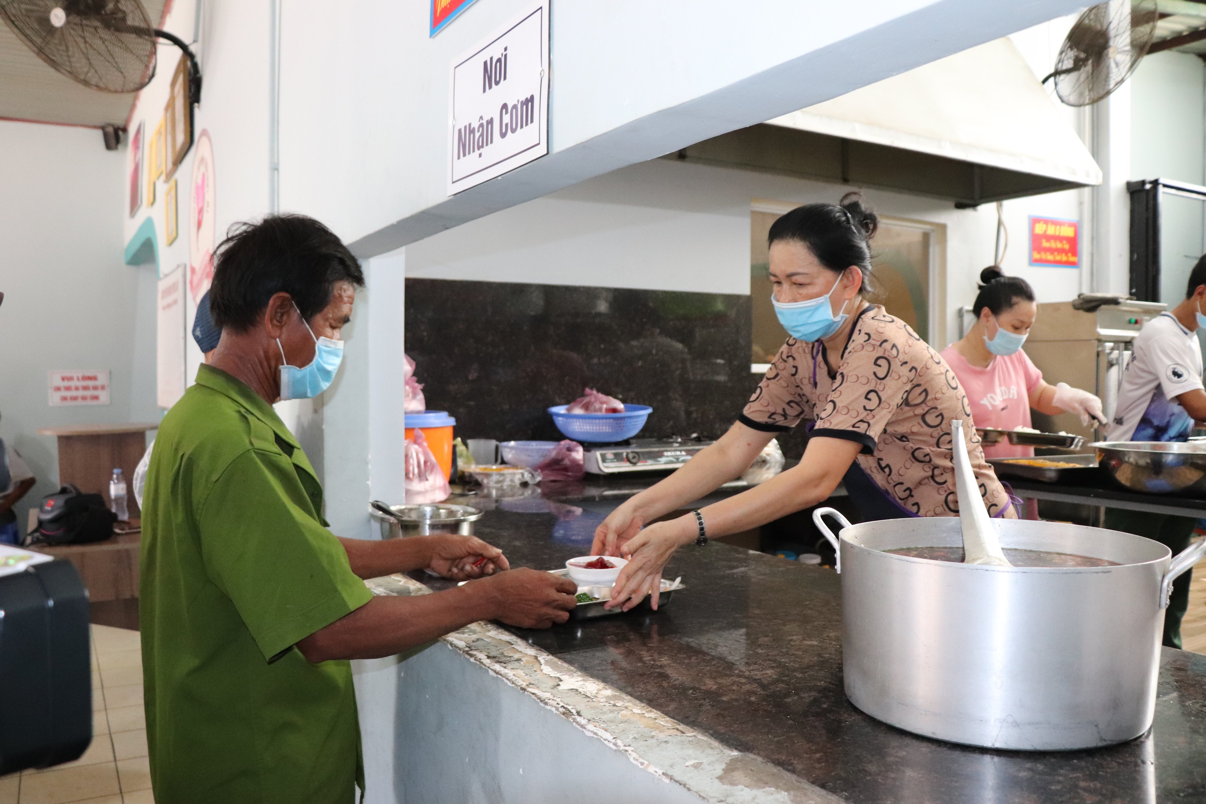 Người dân đến nhận cơm tại Quán cơm 0 đồng của Quỹ thiện nguyện Nhân Ái