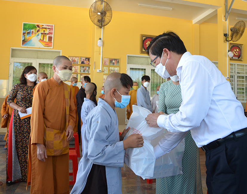 Ông Phạm Viết Thanh, Ủy viên Trung ương Đảng, Bí thư Tỉnh ủy tặng quà cho trẻ mồ côi tại Mái ấm Hồng Quang (thôn Phước Tấn, xã Tân Hòa, TX. Phú Mỹ) nhân Tháng hành động vì trẻ em năm 2022 và Ngày Quốc tế thiếu nhi 1/6.